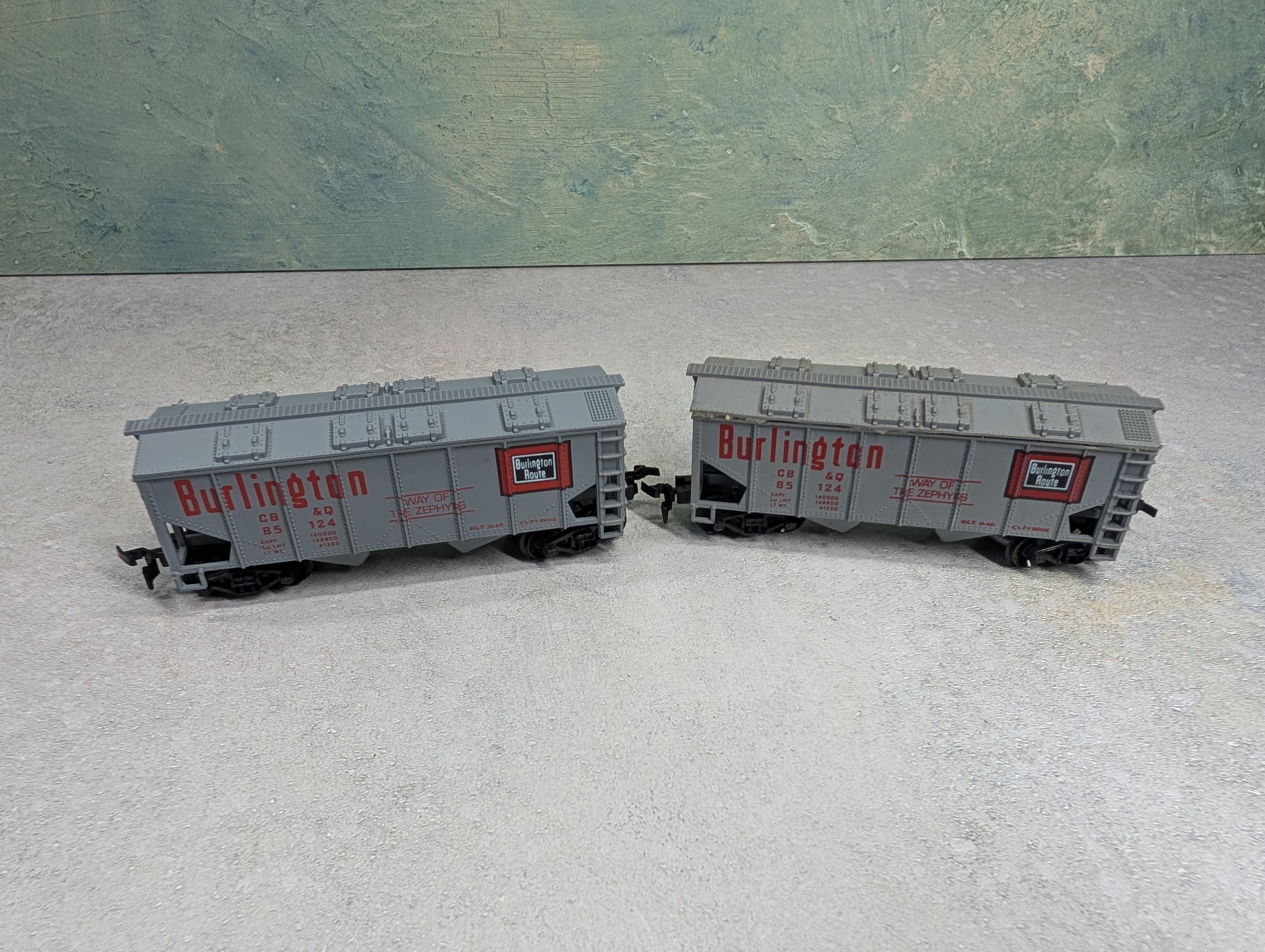 USED Life-Like HO Scale Lot of 2 Bay Covered Hoppers Burlington CB&Q #85124 (2 pcs)