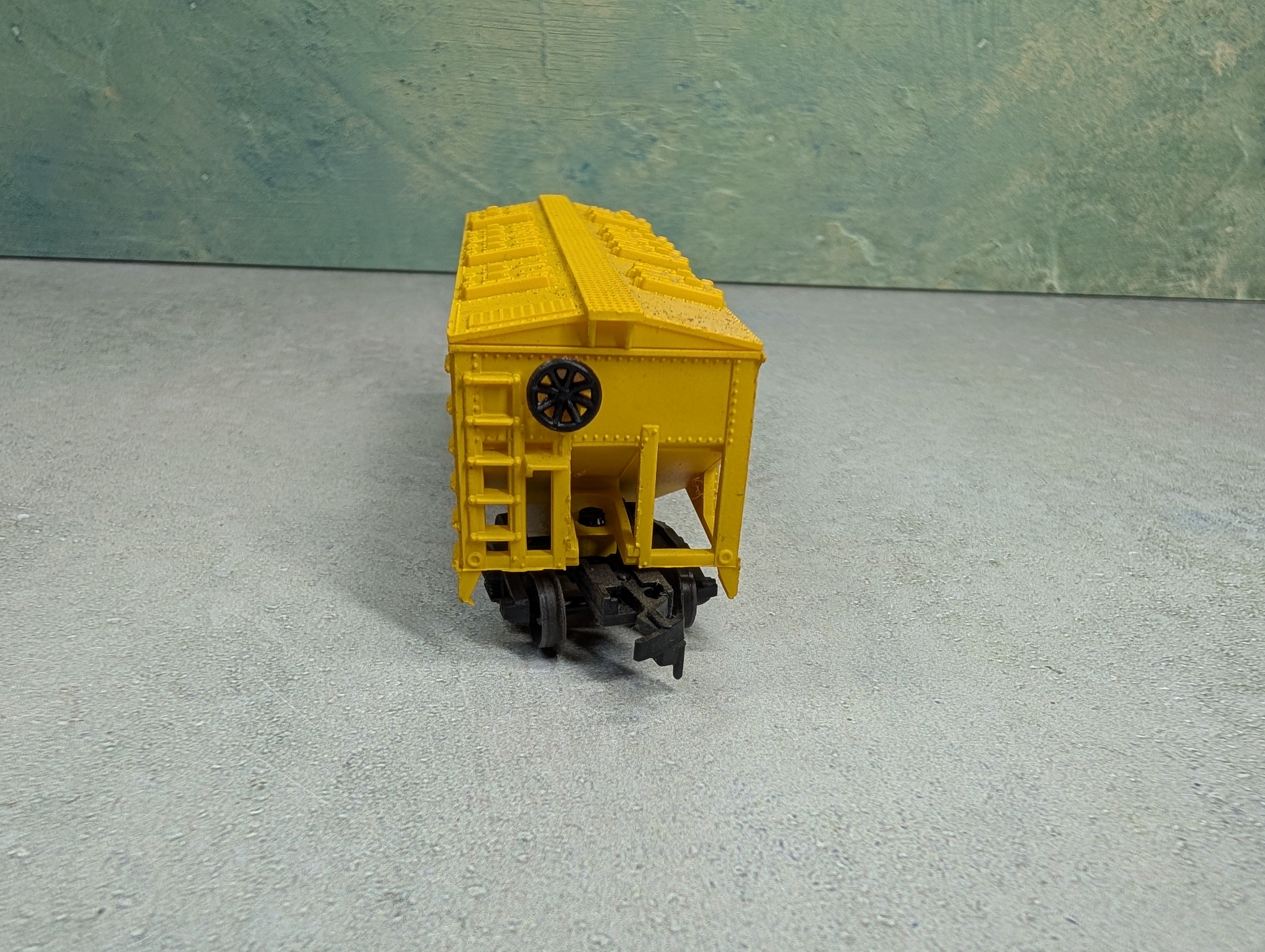 USED Life-Like HO Scale 2 Bay Covered Hopper Chessie System B&O #629822