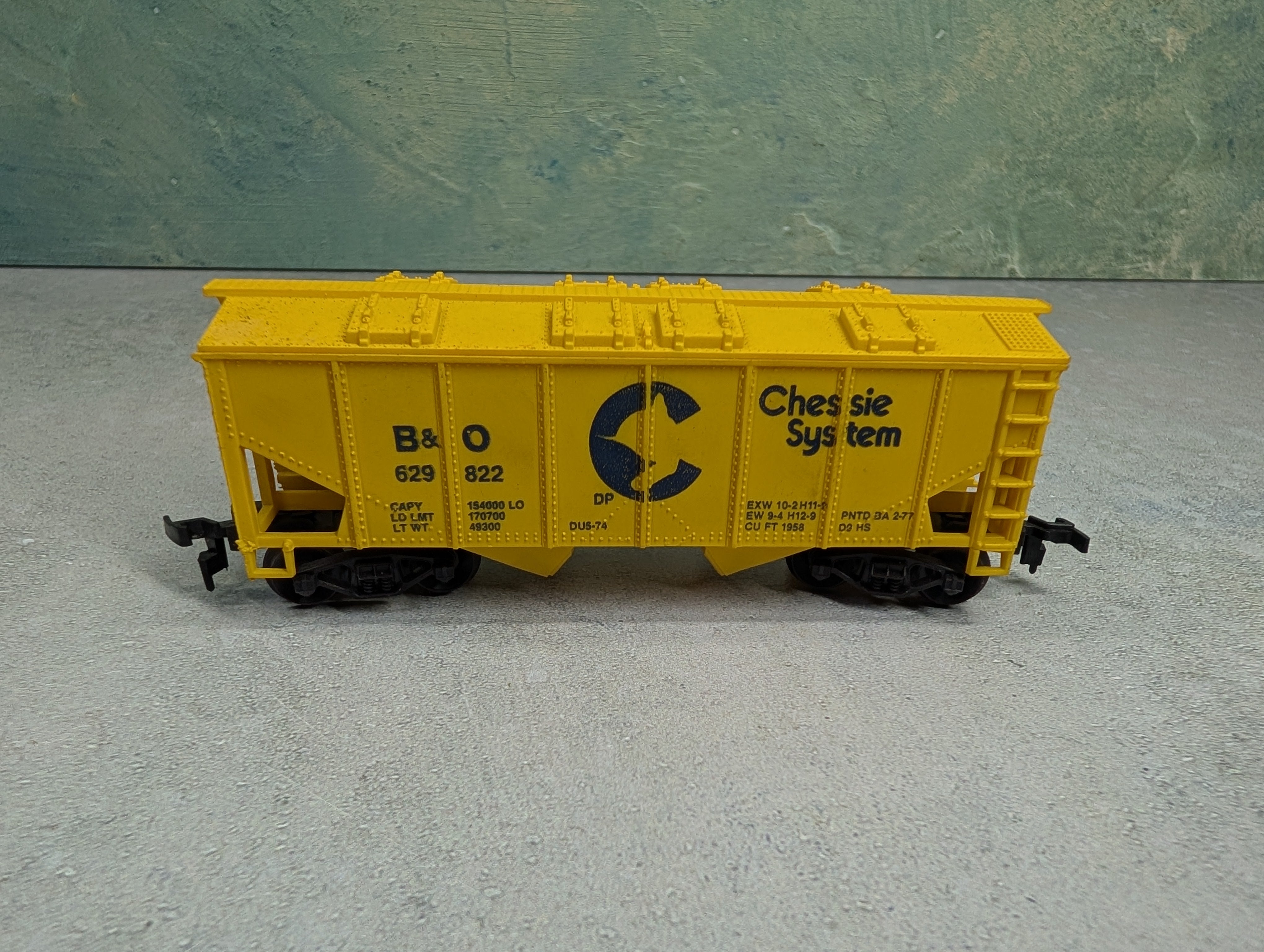 USED Life-Like HO Scale 2 Bay Covered Hopper Chessie System B&O #629822