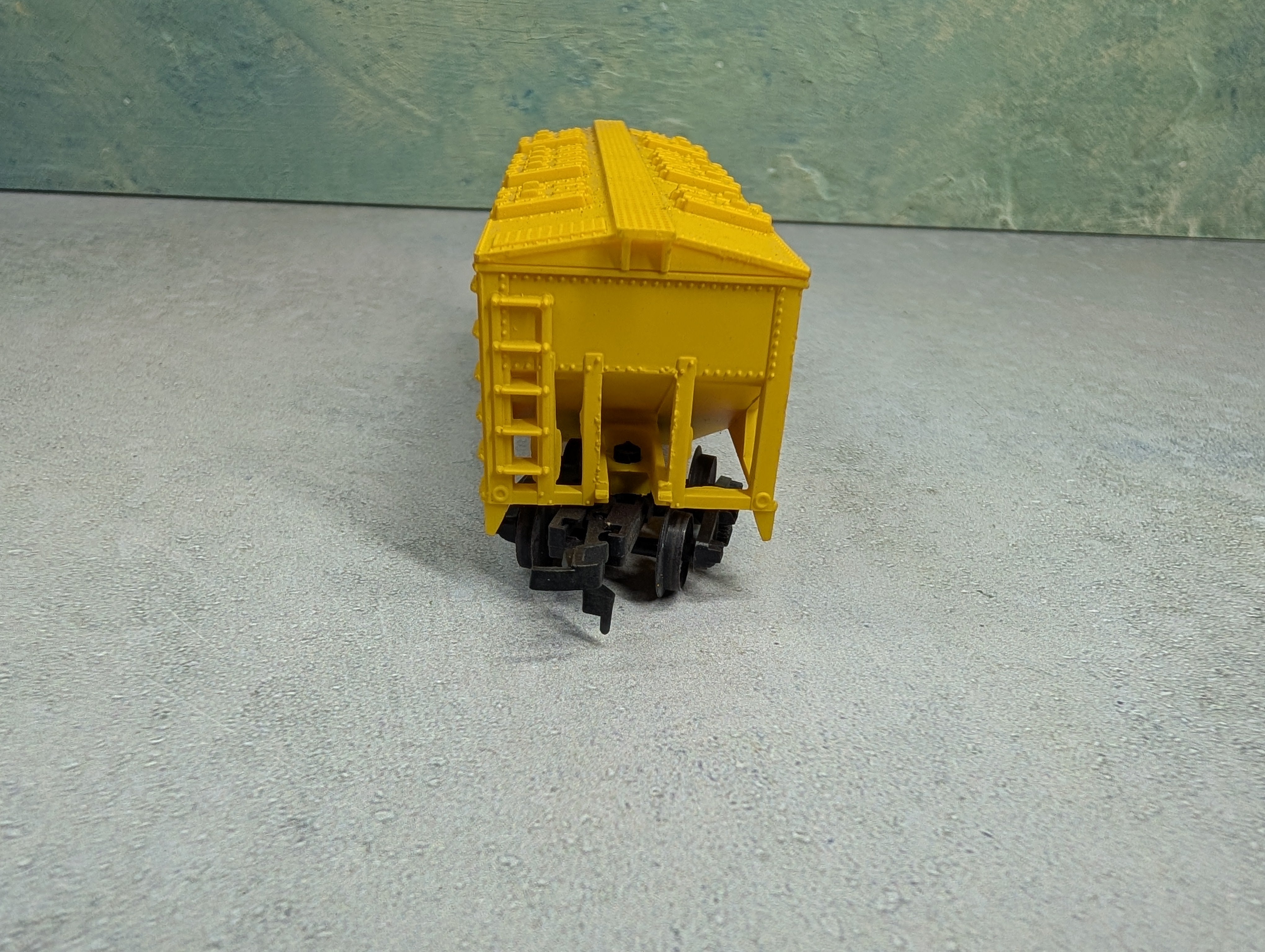 USED Life-Like HO Scale 2 Bay Covered Hopper Chessie System B&O #629822