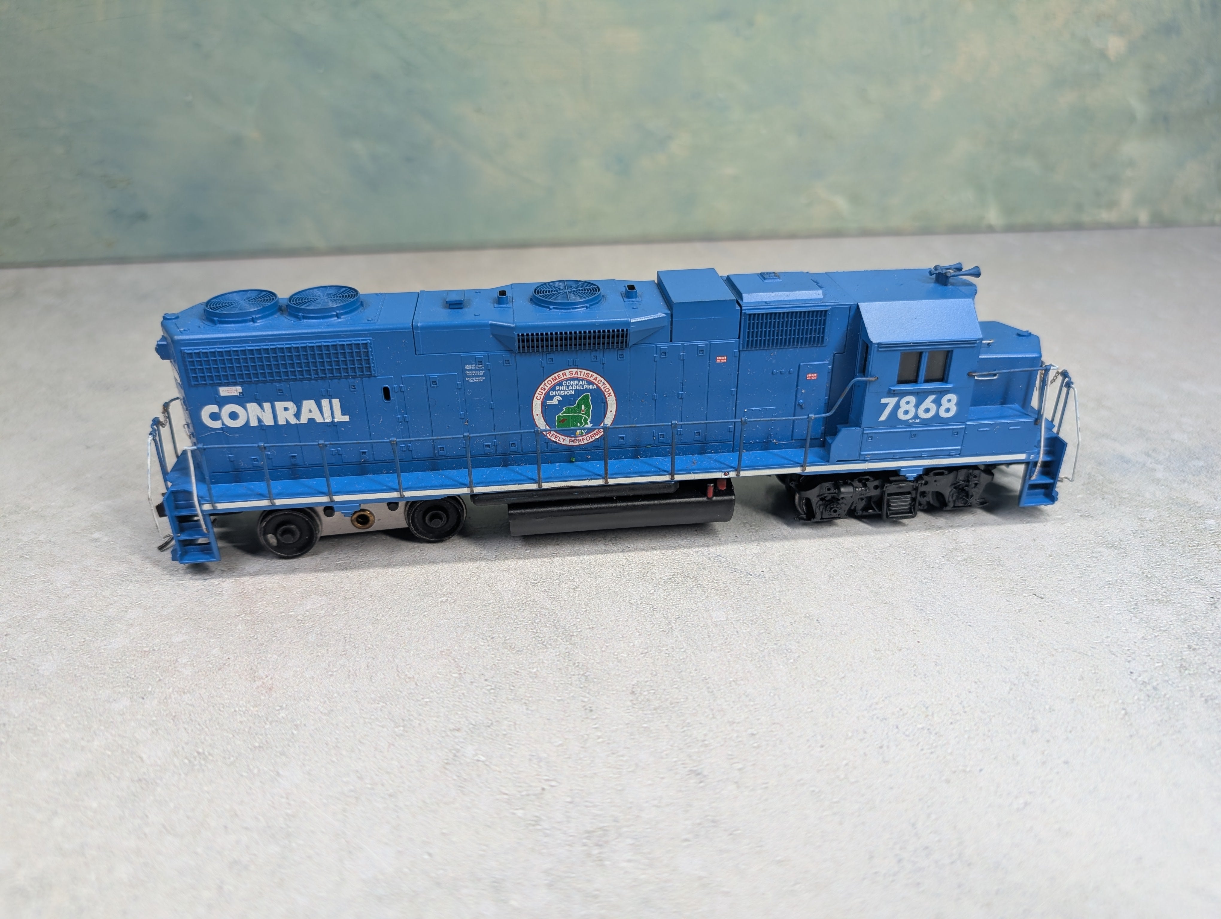 USED Athearn HO Scale GP-38 Diesel Locomotive Conrail #7868 Philly Div, Runs DC