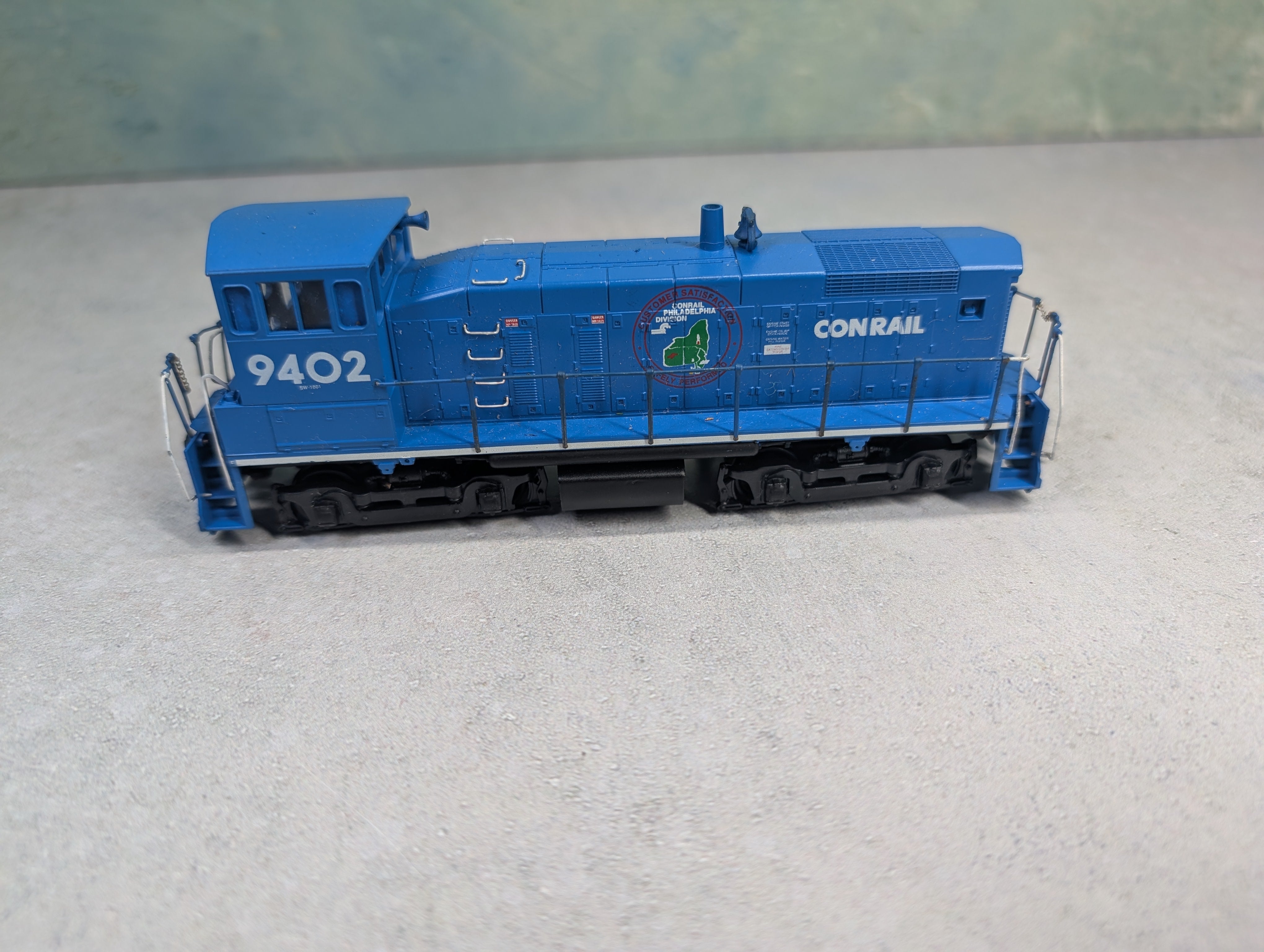 USED Athearn HO Scale SW1500 Diesel Locomotive Switcher Conrail #9402 Philly Div Unpowered