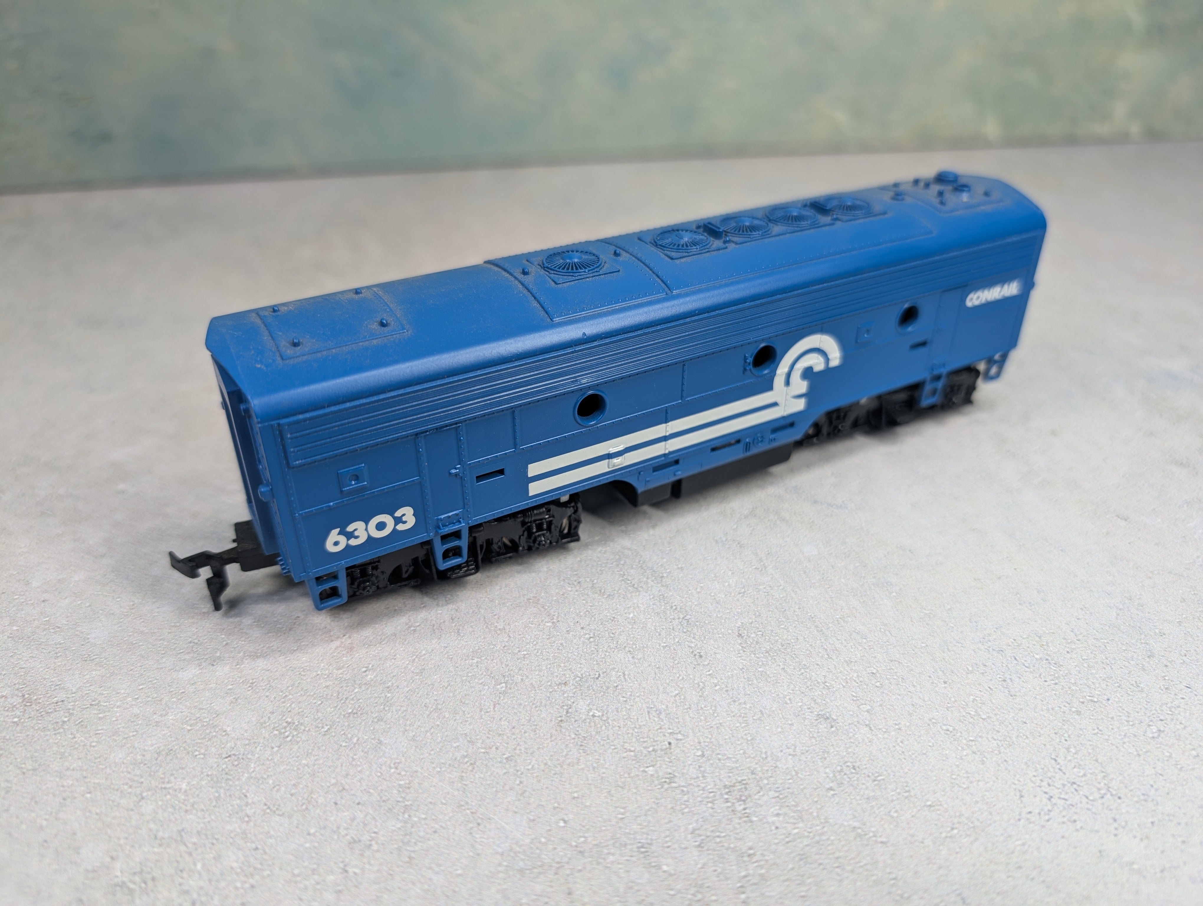 USED Mantua HO Scale F7B Diesel Locomotive Conrail #6303 Unpowered