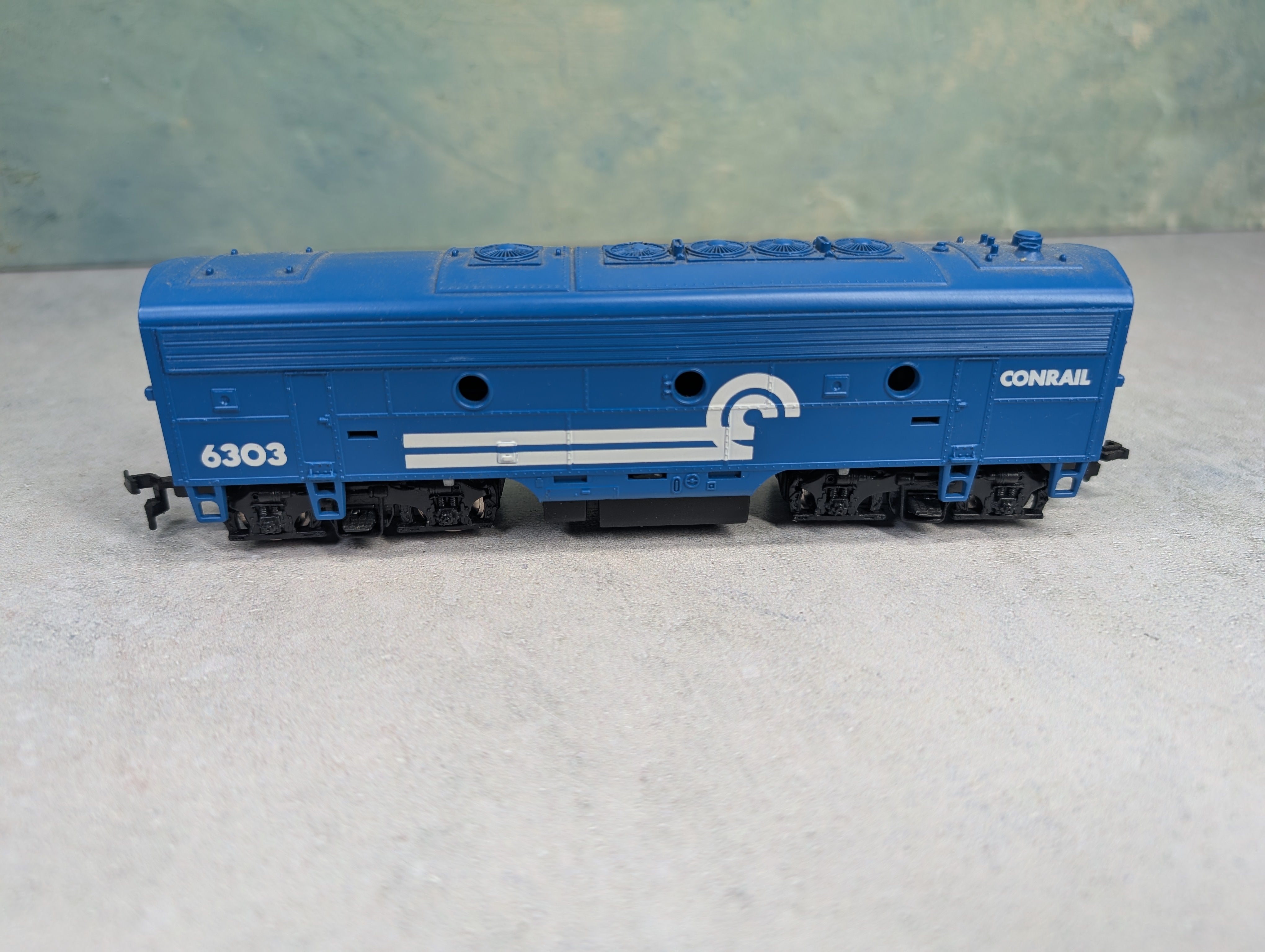 USED Mantua HO Scale F7B Diesel Locomotive Conrail #6303 Unpowered