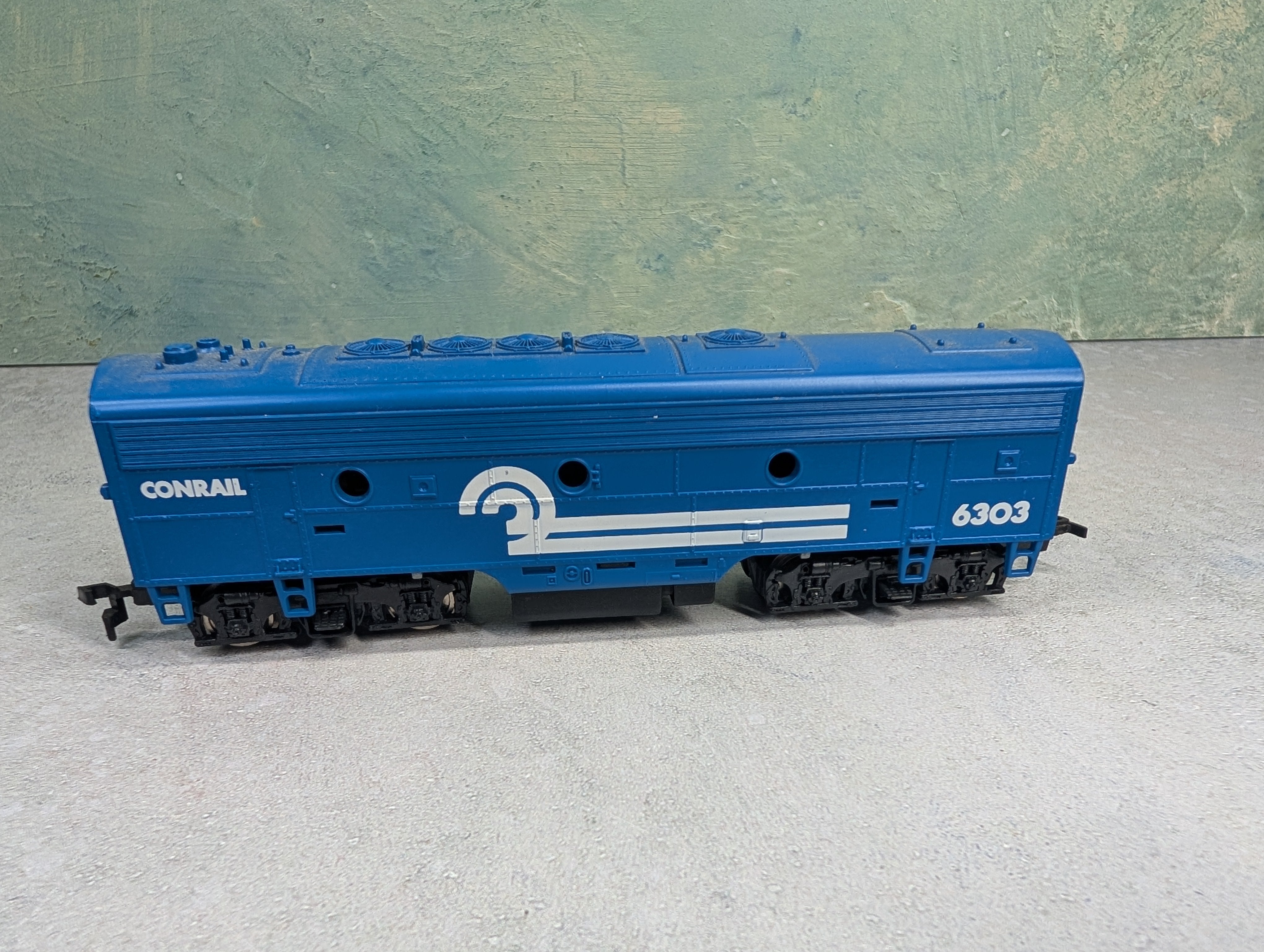 USED Mantua HO Scale F7B Diesel Locomotive Conrail #6303 Unpowered
