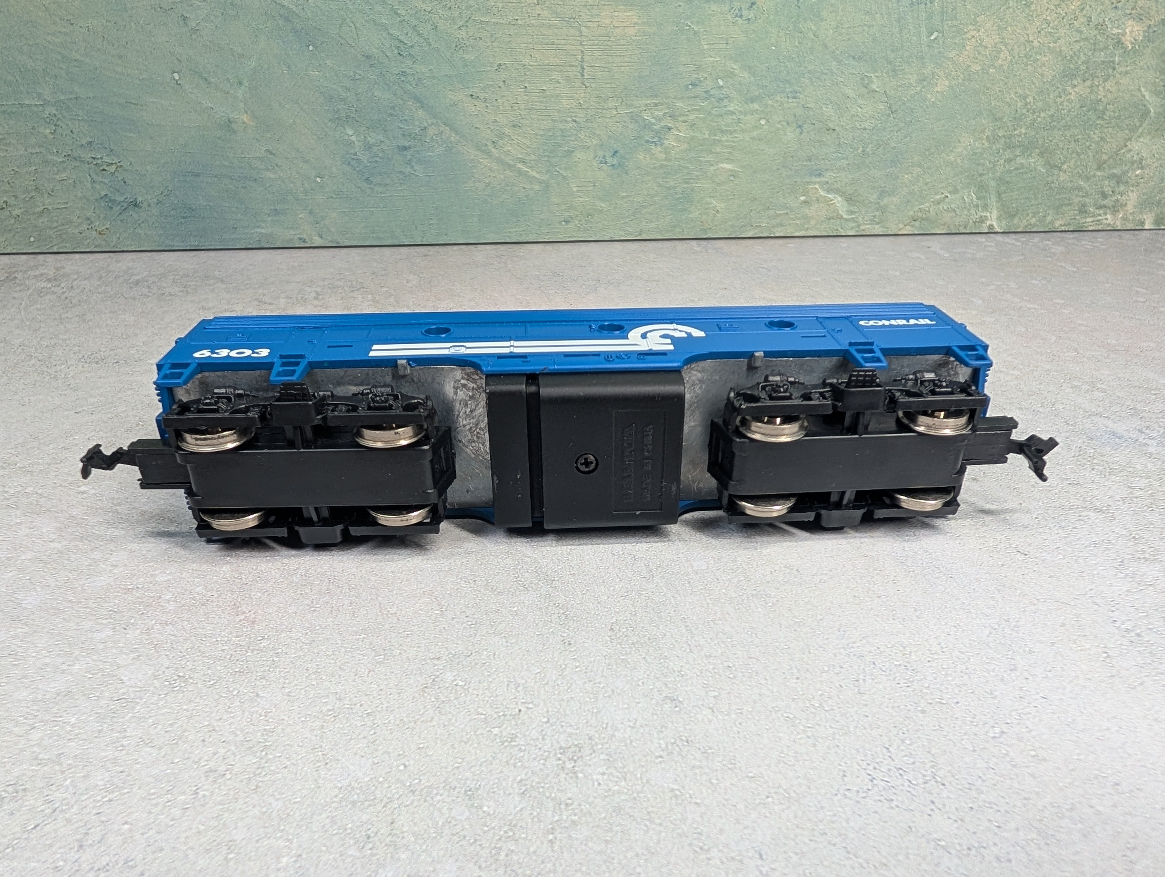 USED Mantua HO Scale F7B Diesel Locomotive Conrail #6303 Unpowered