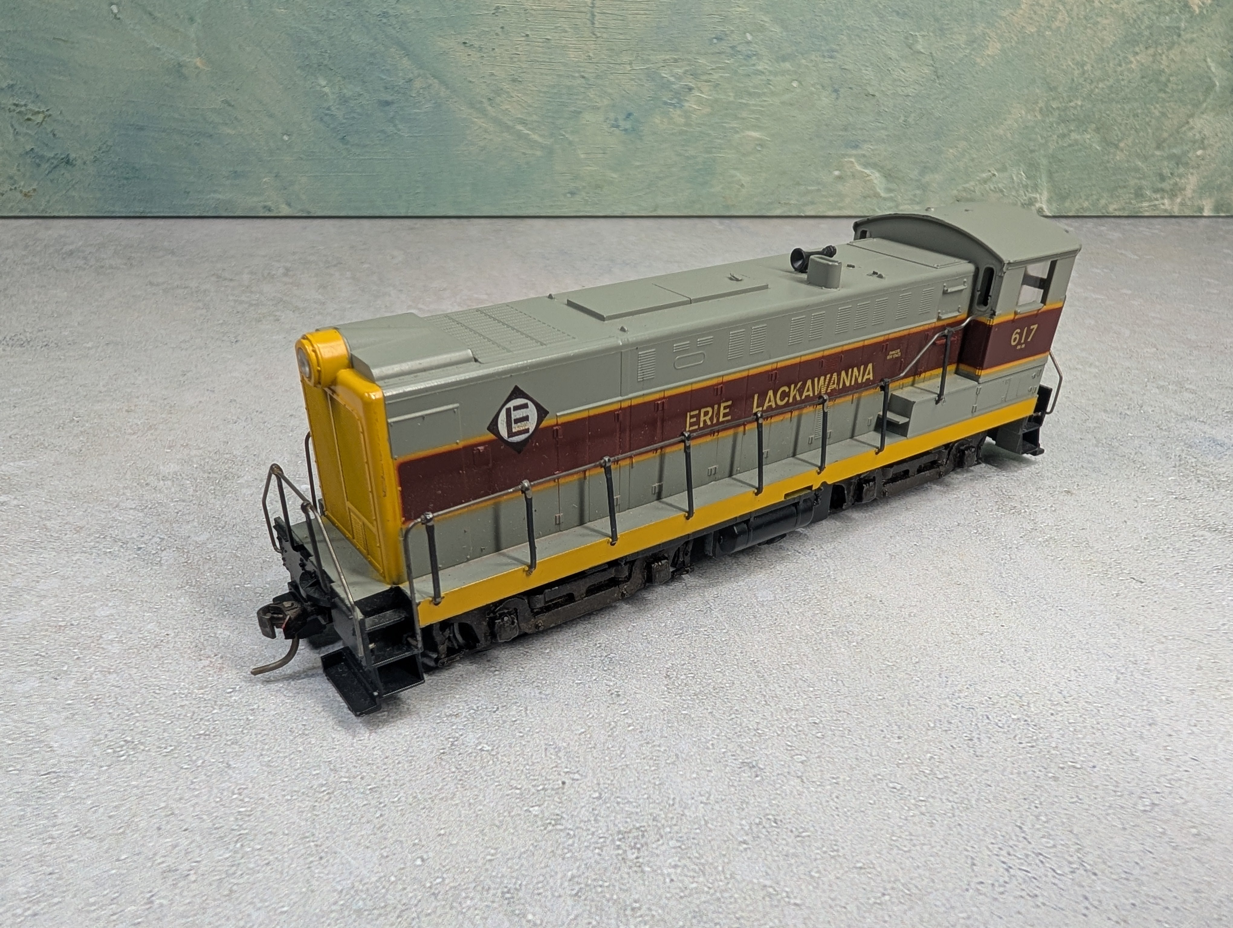 USED Athearn HO Scale S-12 Diesel Locomotive Switcher Erie Lackawanna #617 Unpowered