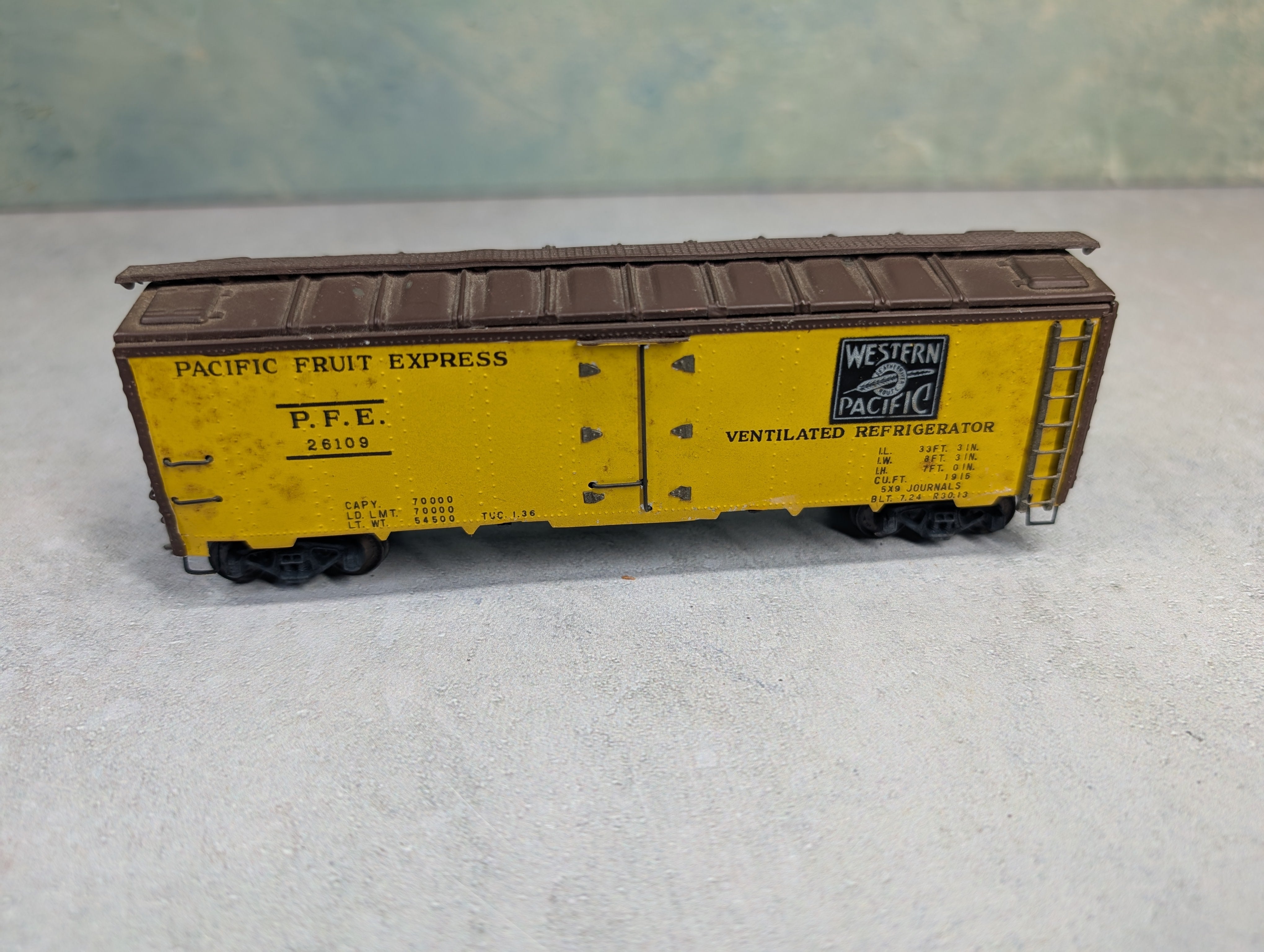 USED HO Scale 40' Reefer Box Car Pacific Fruit Express PFE #26109