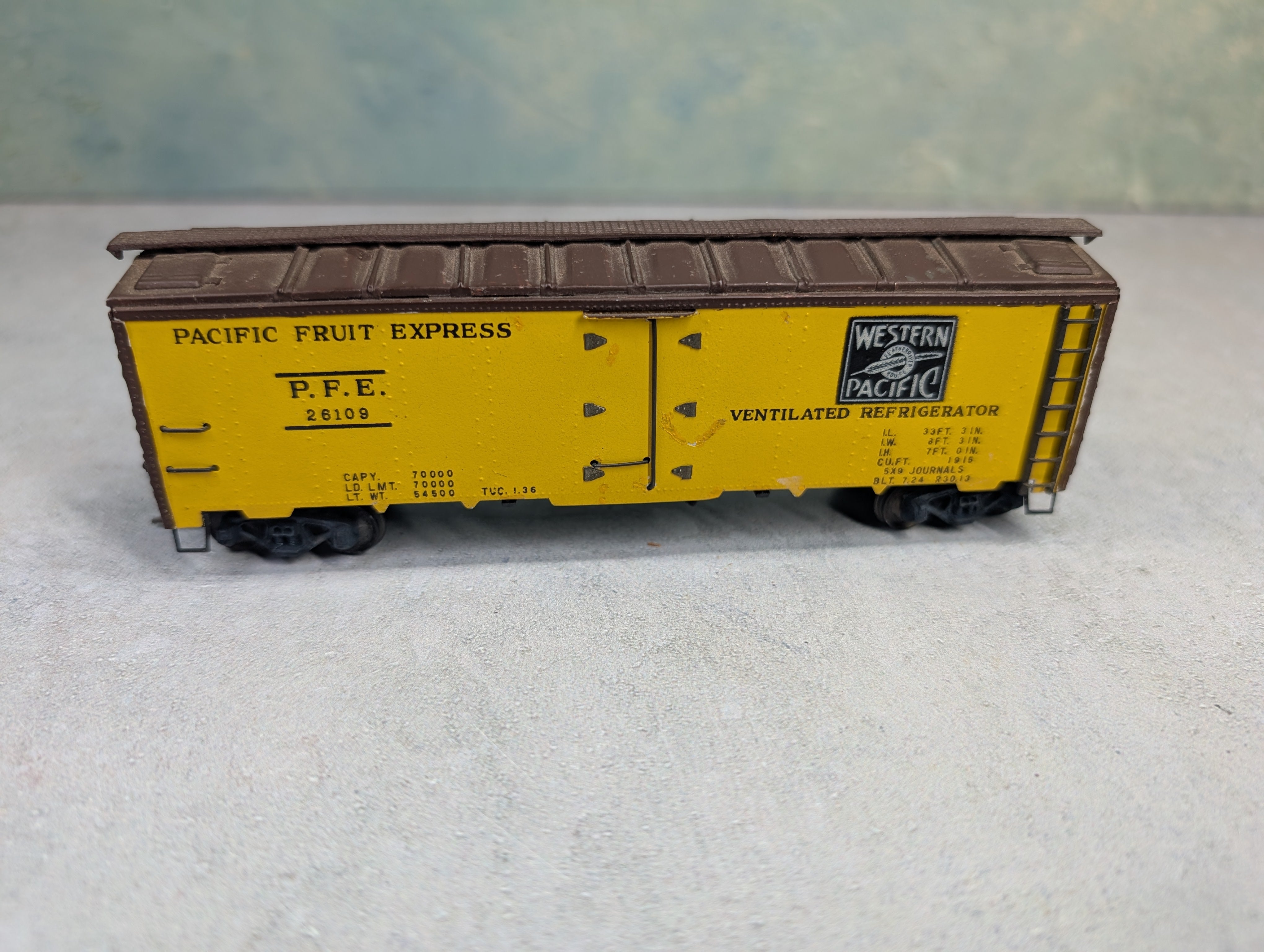 USED HO Scale 40' Reefer Box Car Pacific Fruit Express PFE #26109