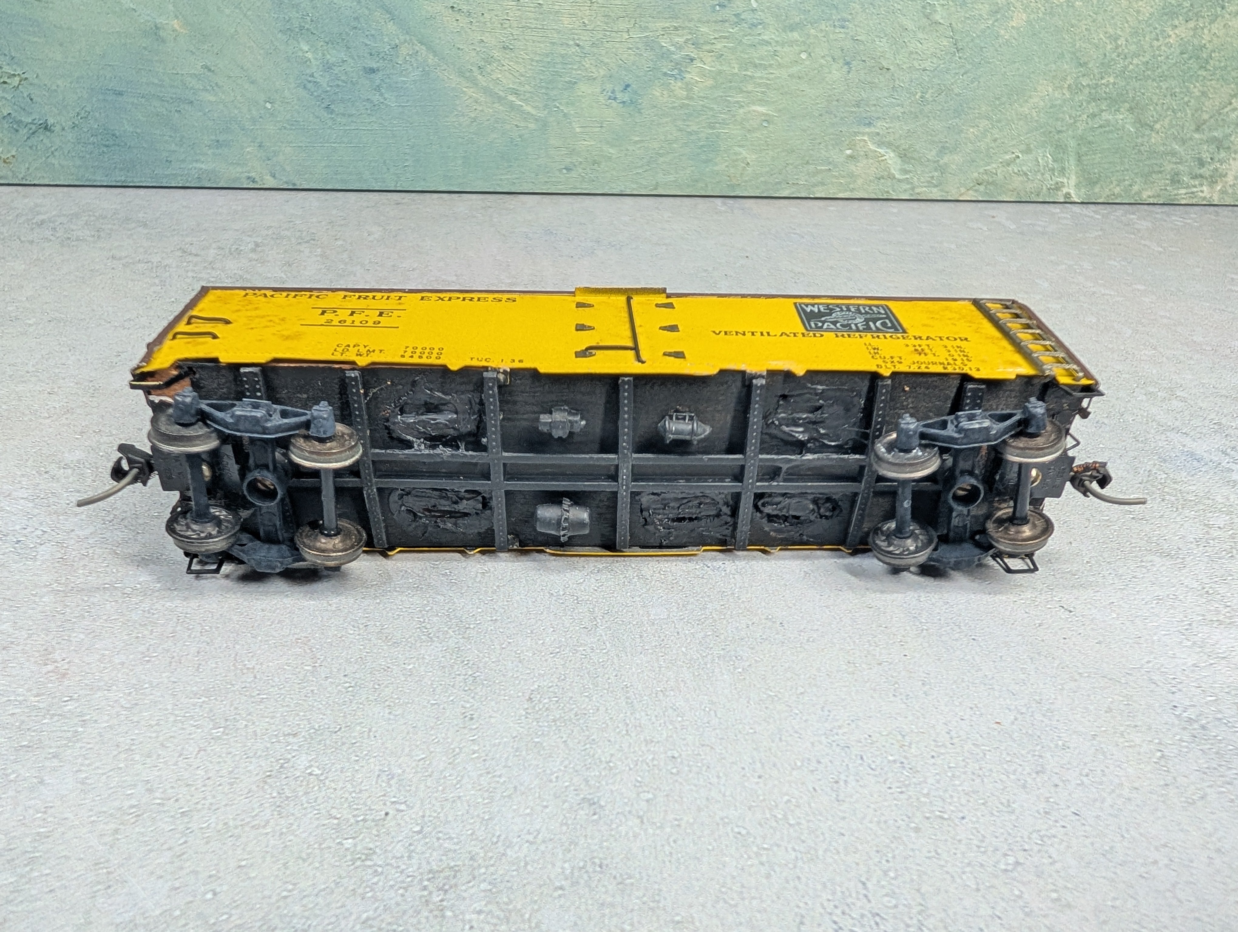 USED HO Scale 40' Reefer Box Car Pacific Fruit Express PFE #26109