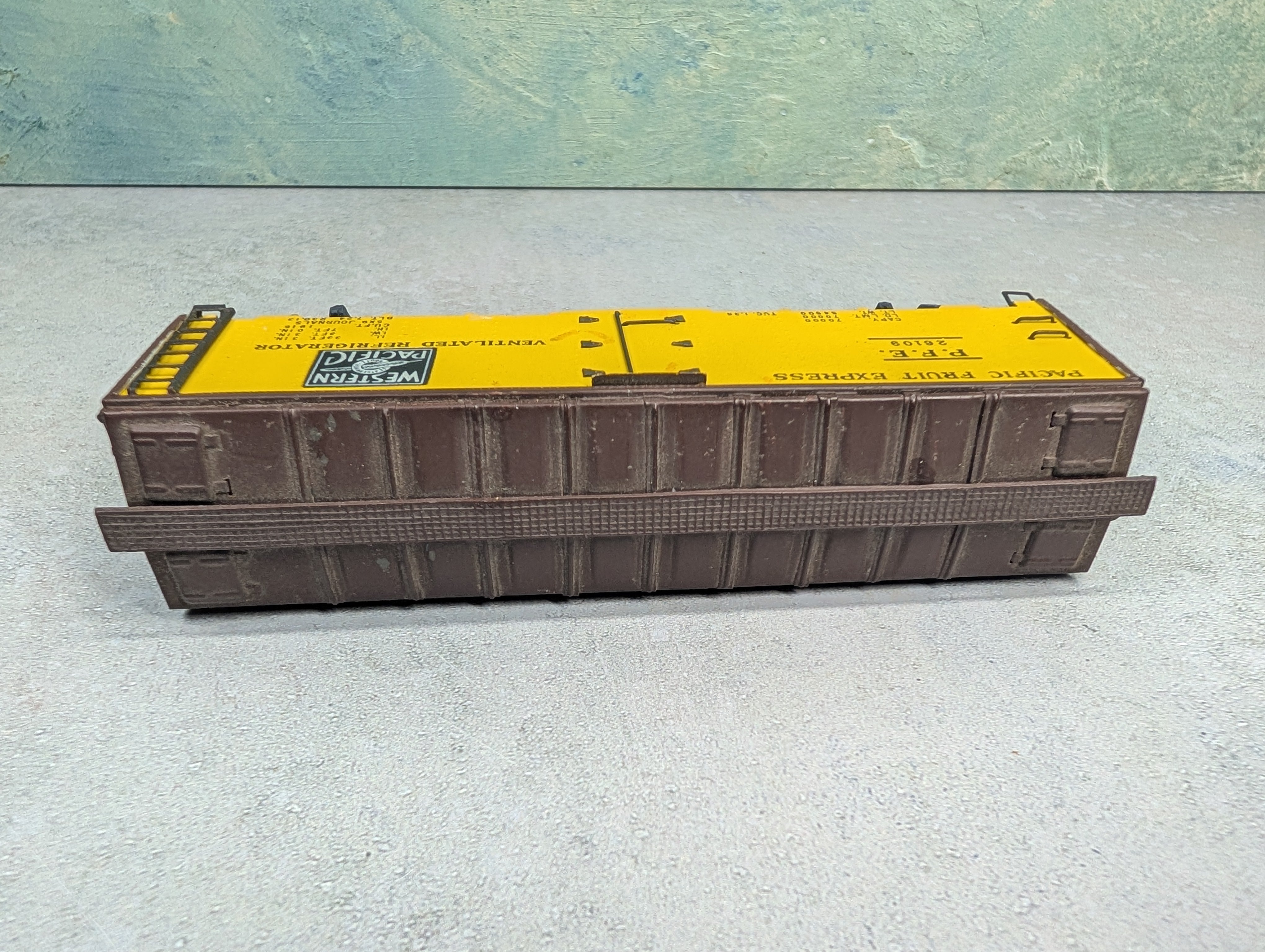 USED HO Scale 40' Reefer Box Car Pacific Fruit Express PFE #26109