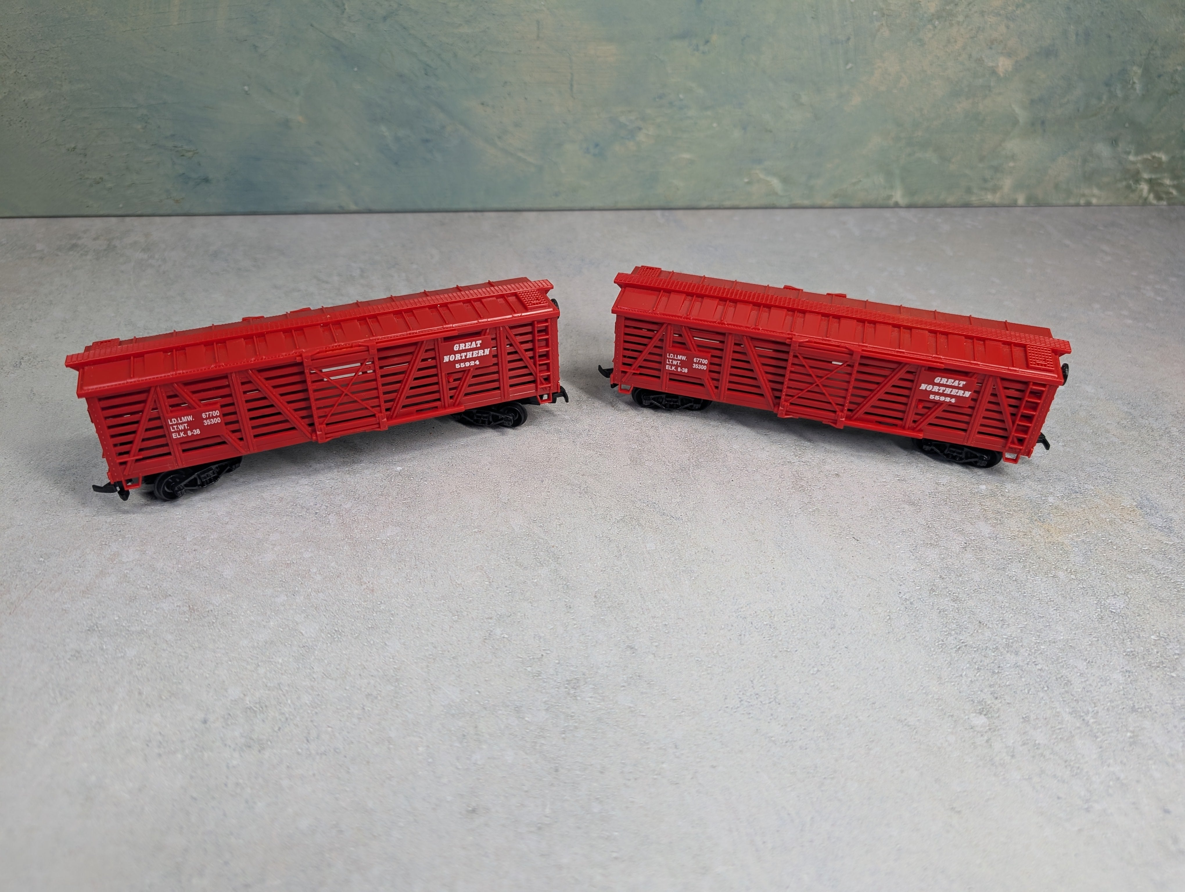 USED Life-Like HO Scale Lot of 40' Cattle Stock Cars Great Northern #55924 (2 pcs)