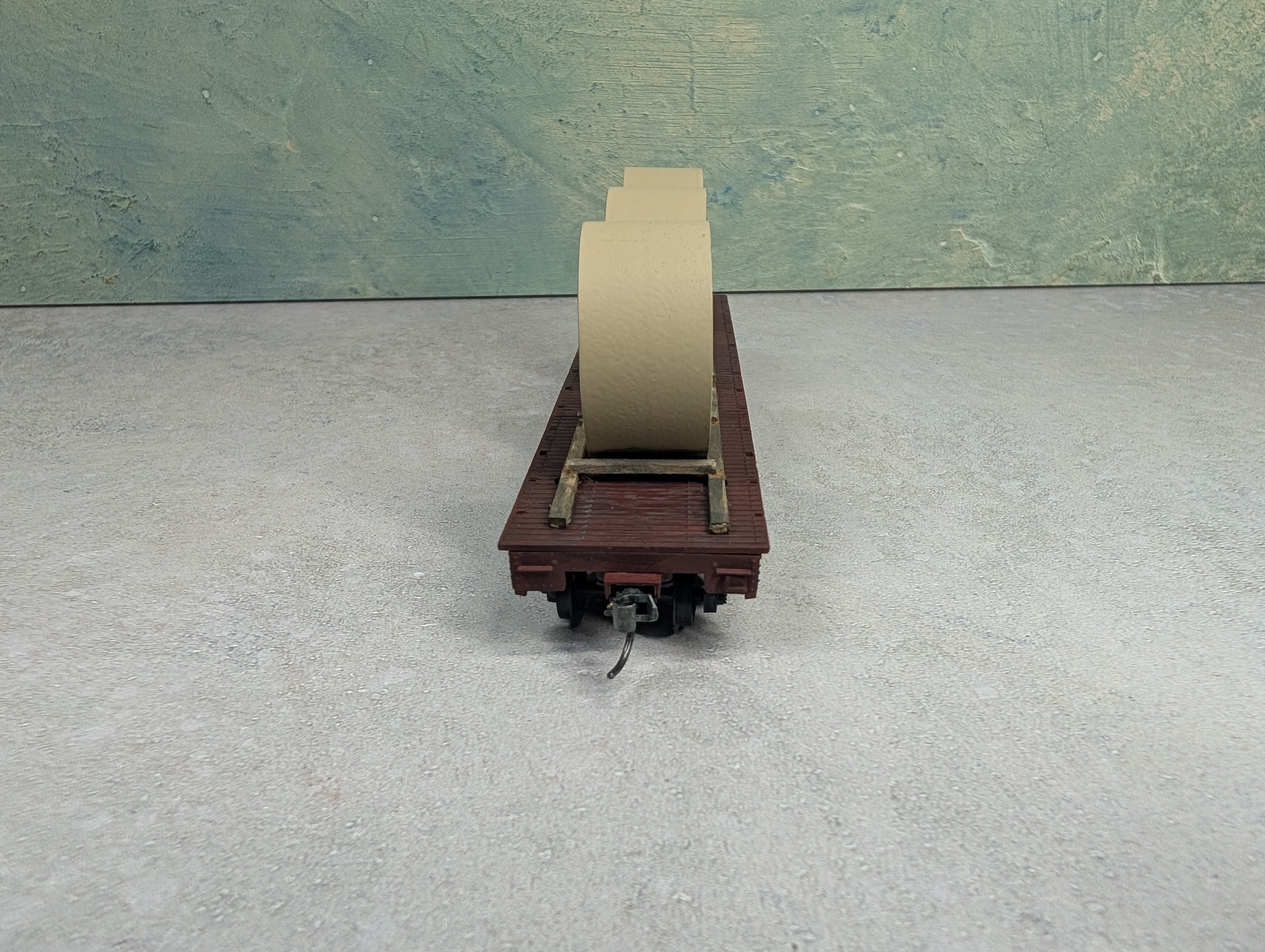 USED Life-Like HO Scale 50' Flat Car Unlettered Brown w/ Pipe Load Custom Weathered