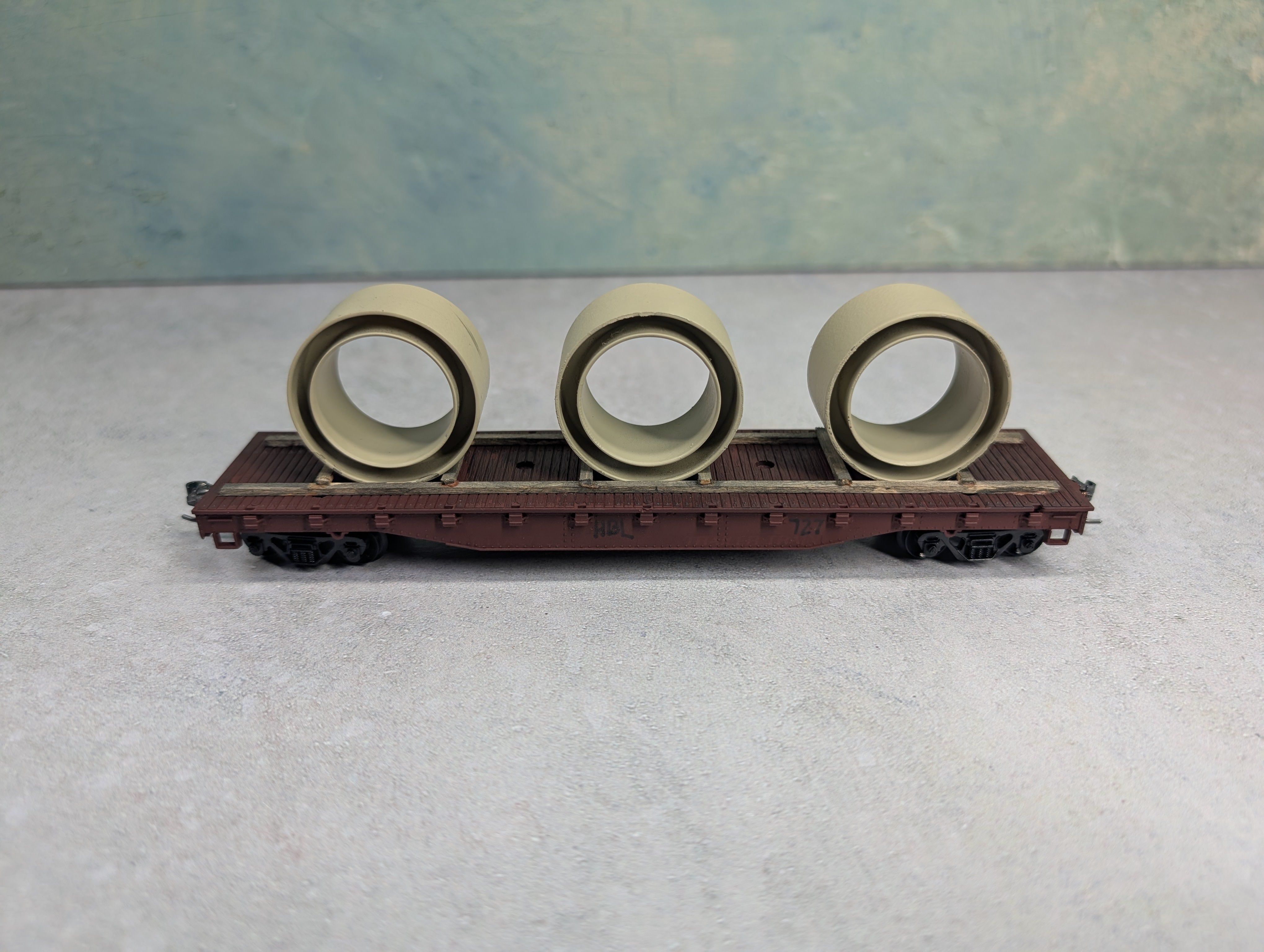 USED Life-Like HO Scale 50' Flat Car Unlettered Brown w/ Pipe Load Custom Weathered