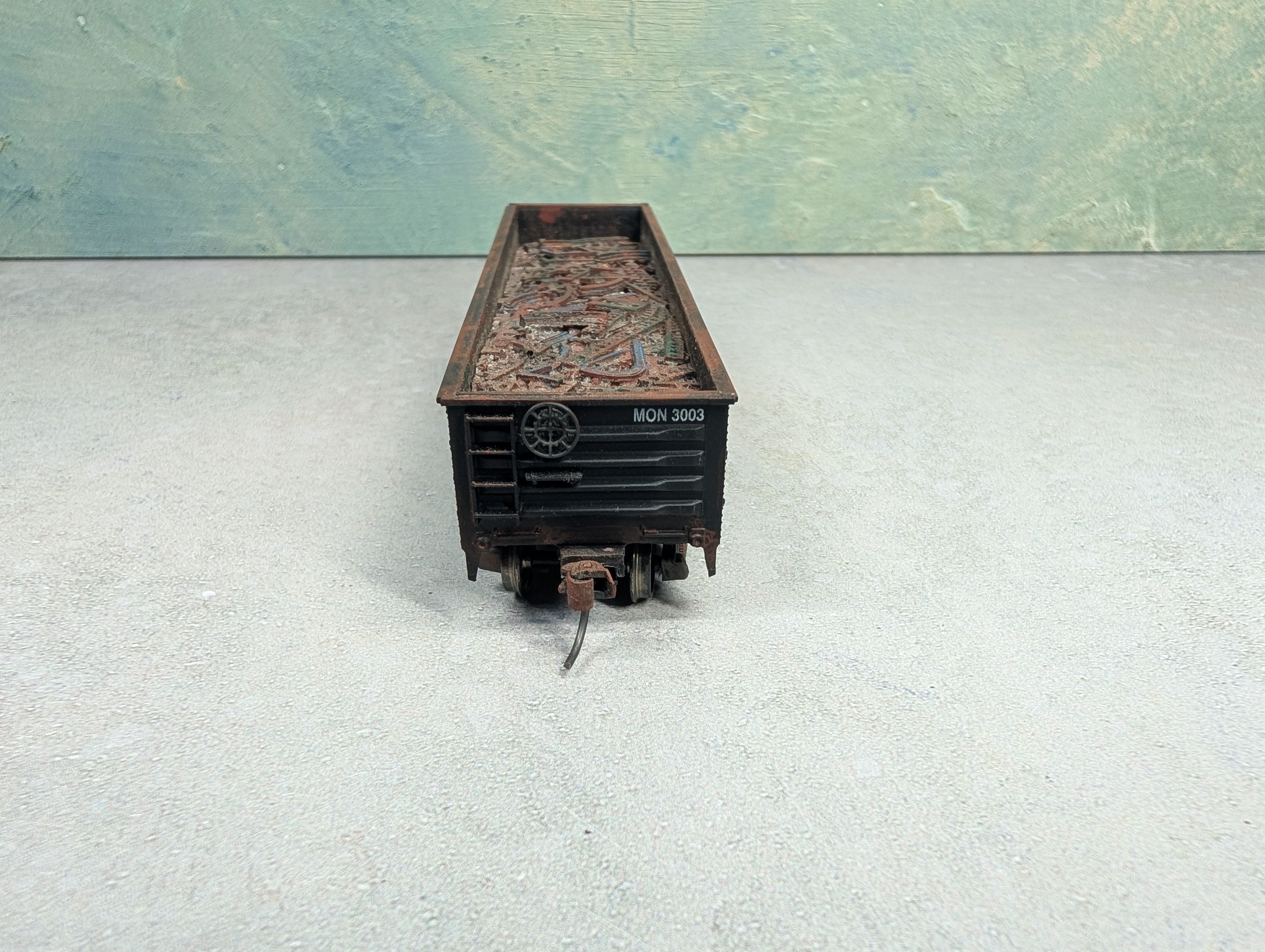 USED Roundhouse HO Scale 40' Gondola Monon MON #3003 Custom Weathered w/ Scrap Load