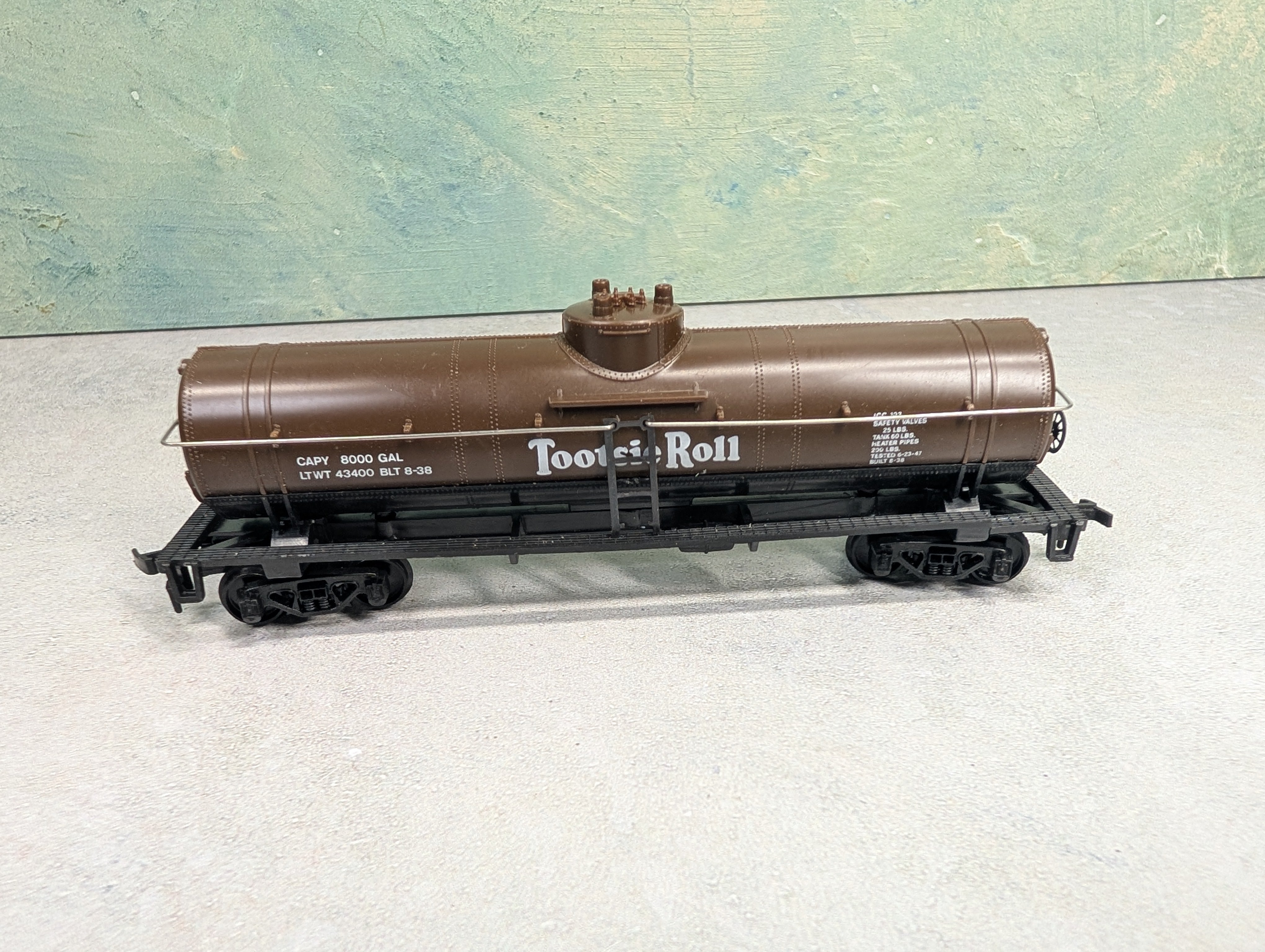 USED Model Power HO Scale Single Dome Tank Car Tootsie Roll
