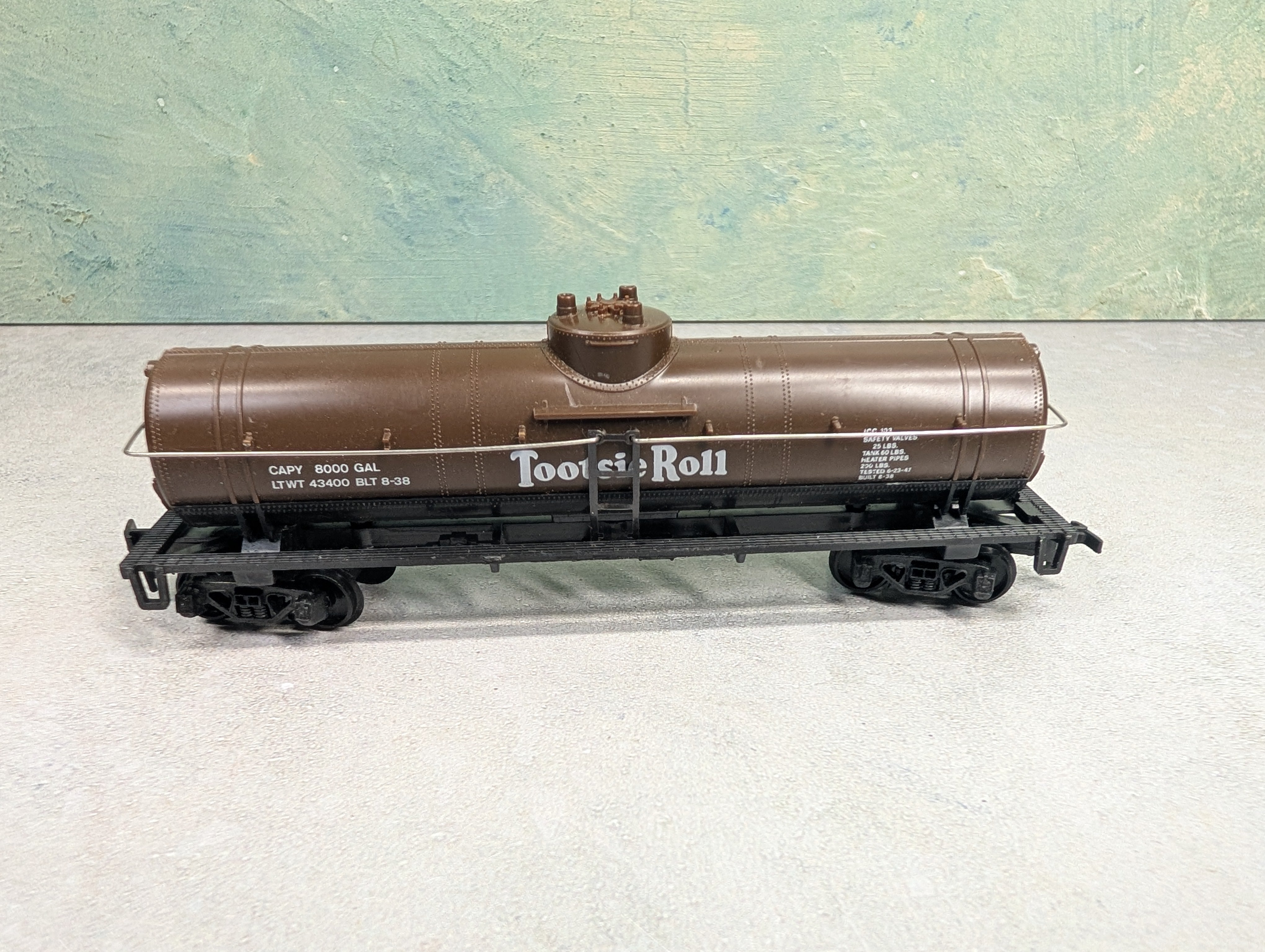 USED Model Power HO Scale Single Dome Tank Car Tootsie Roll