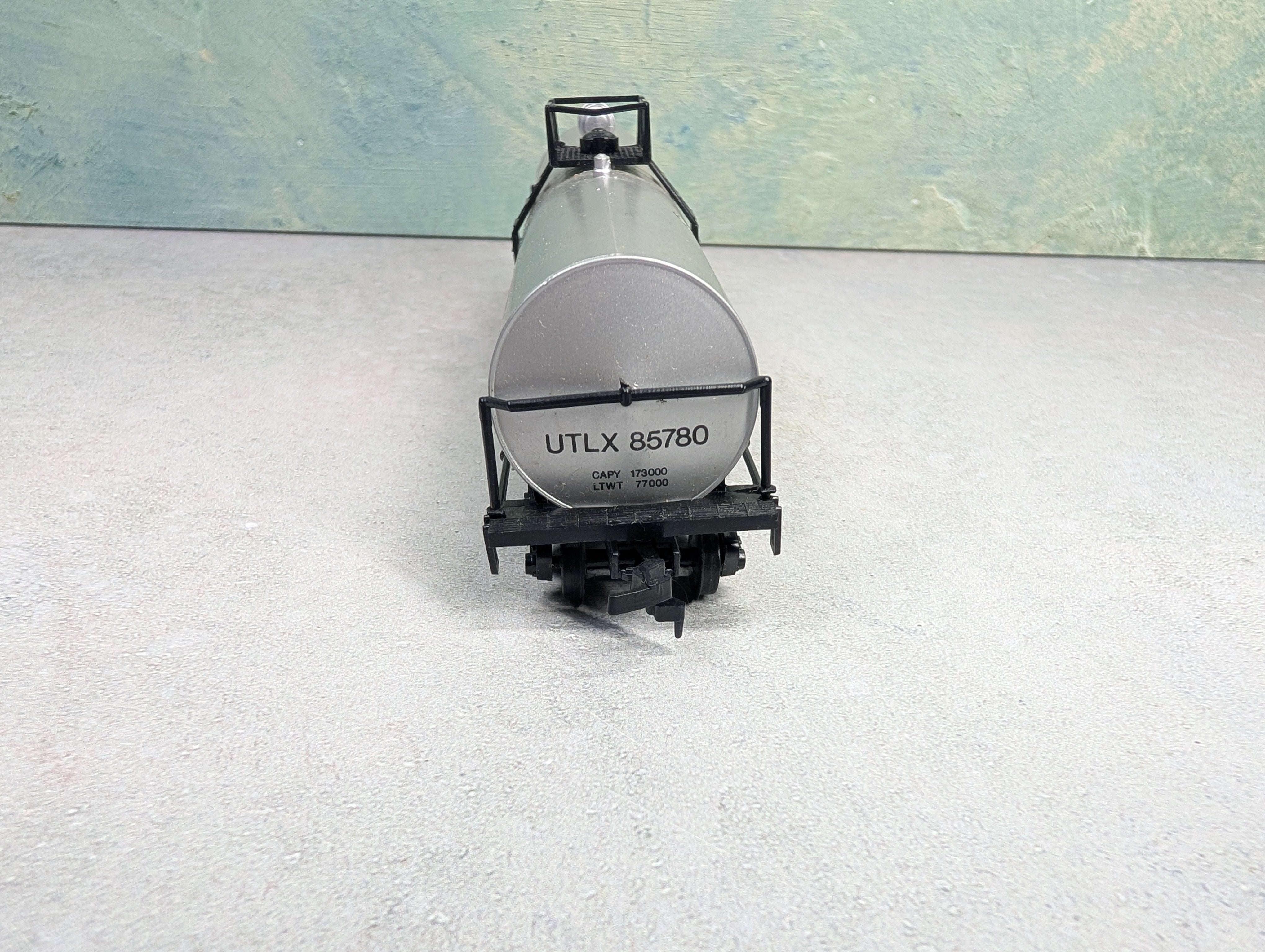 USED AHM HO Scale 50' Single Dome Tank Car ThermIce UTLX #85780