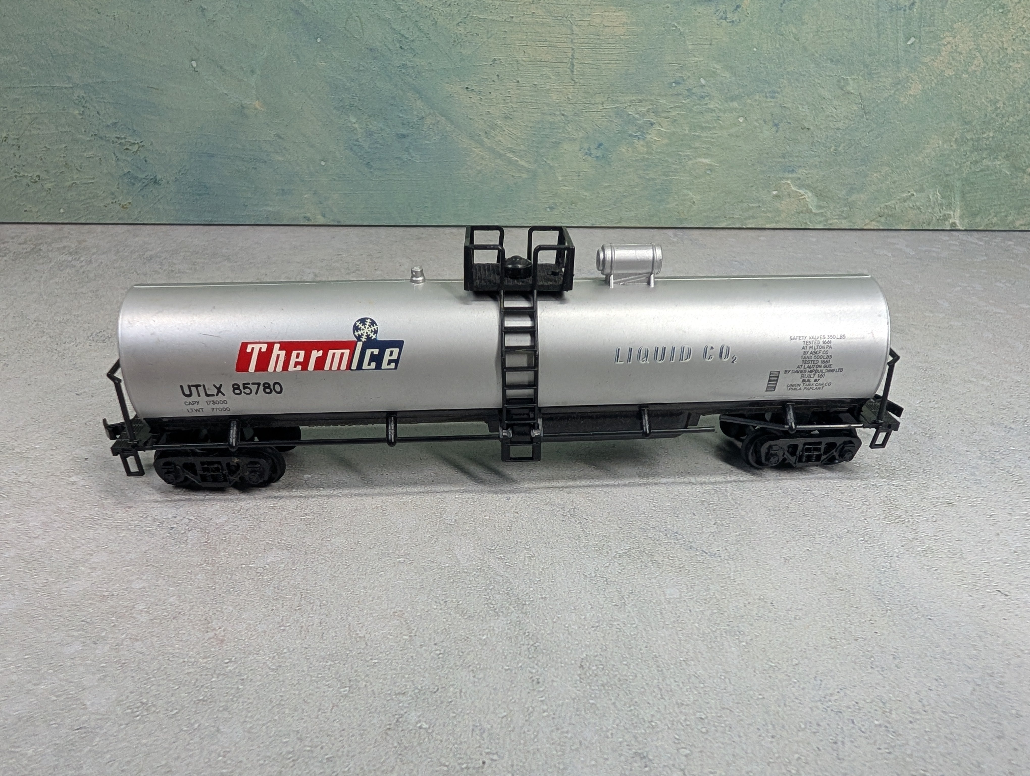 USED AHM HO Scale 50' Single Dome Tank Car ThermIce UTLX #85780