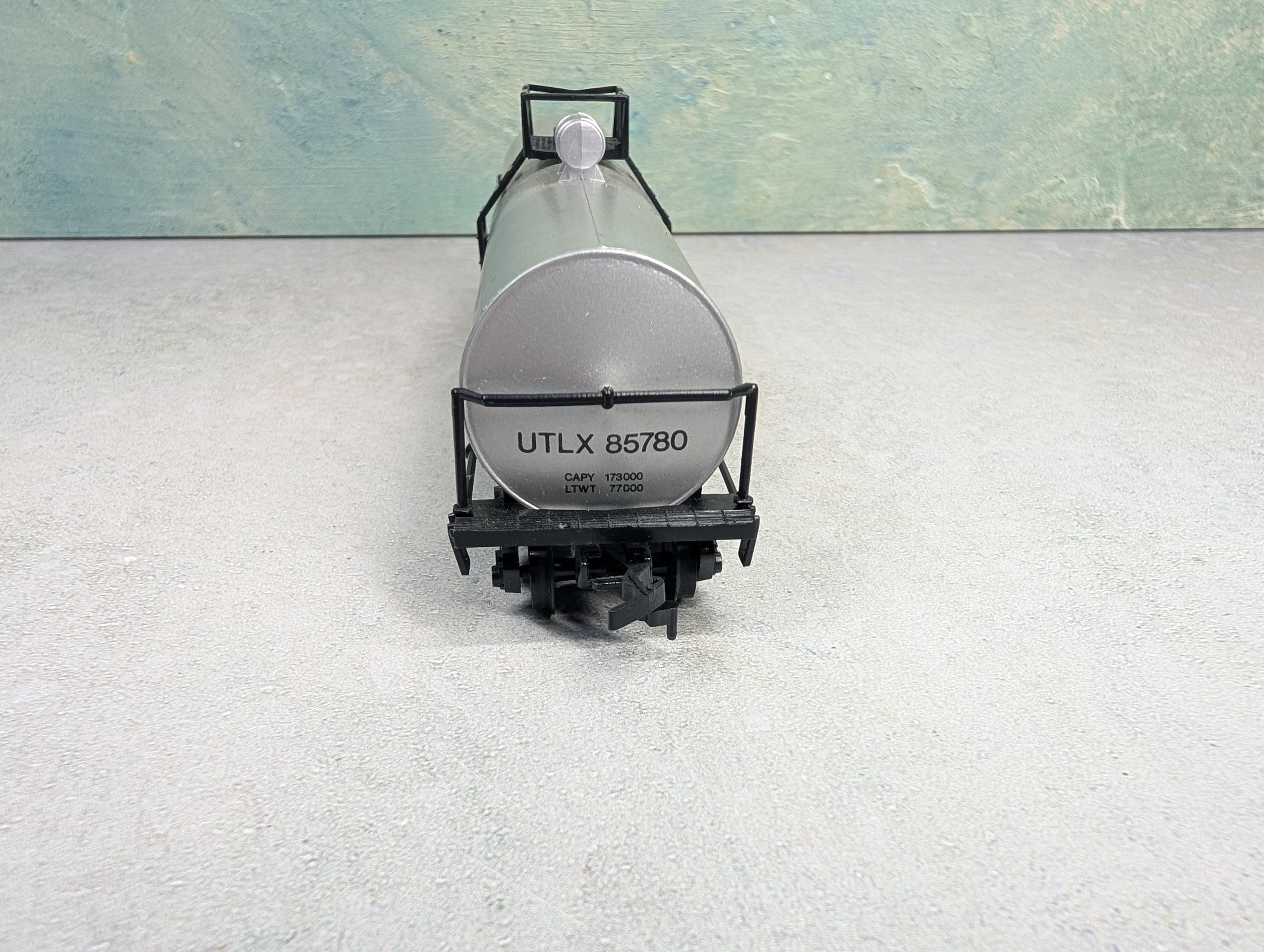USED AHM HO Scale 50' Single Dome Tank Car ThermIce UTLX #85780