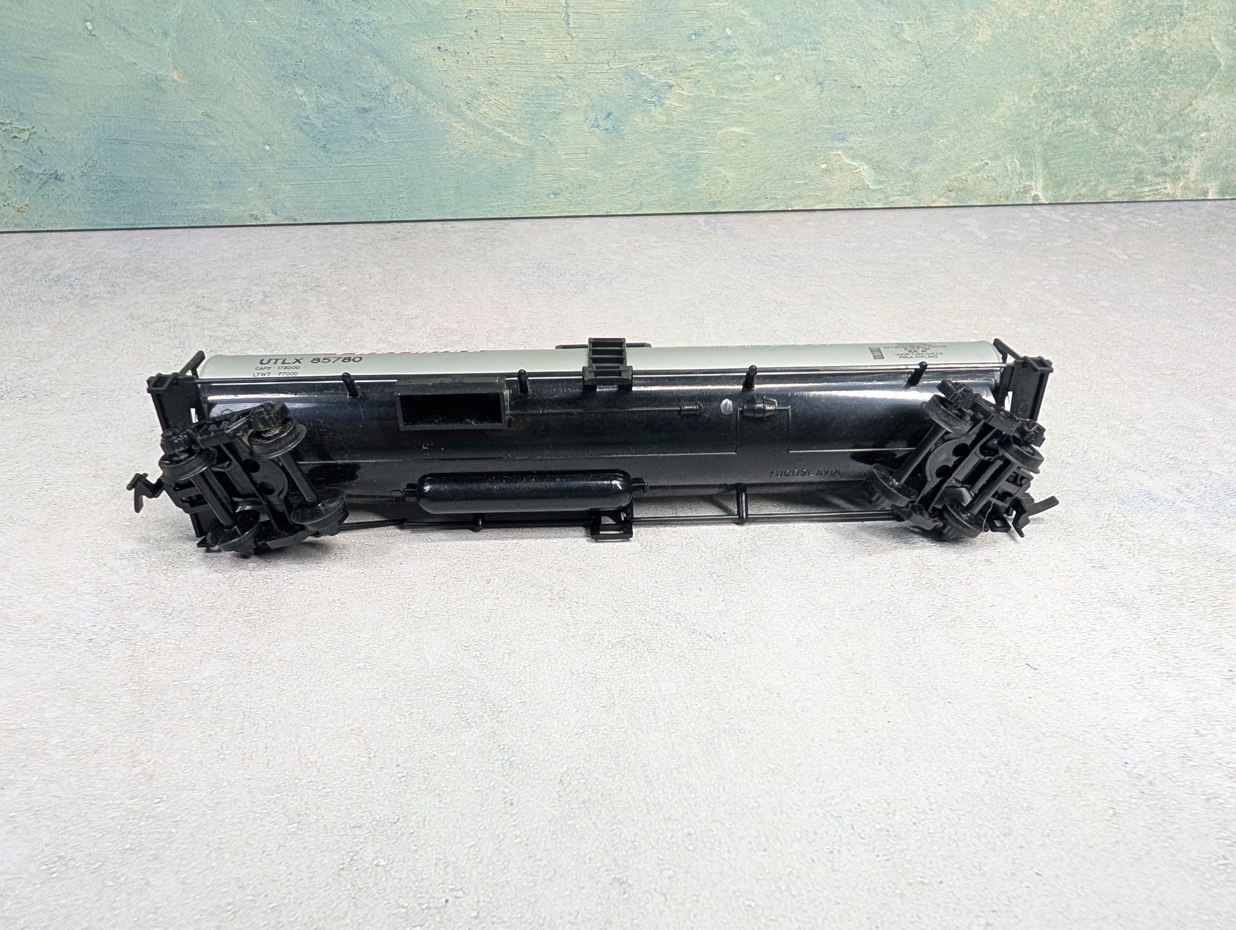 USED AHM HO Scale 50' Single Dome Tank Car ThermIce UTLX #85780