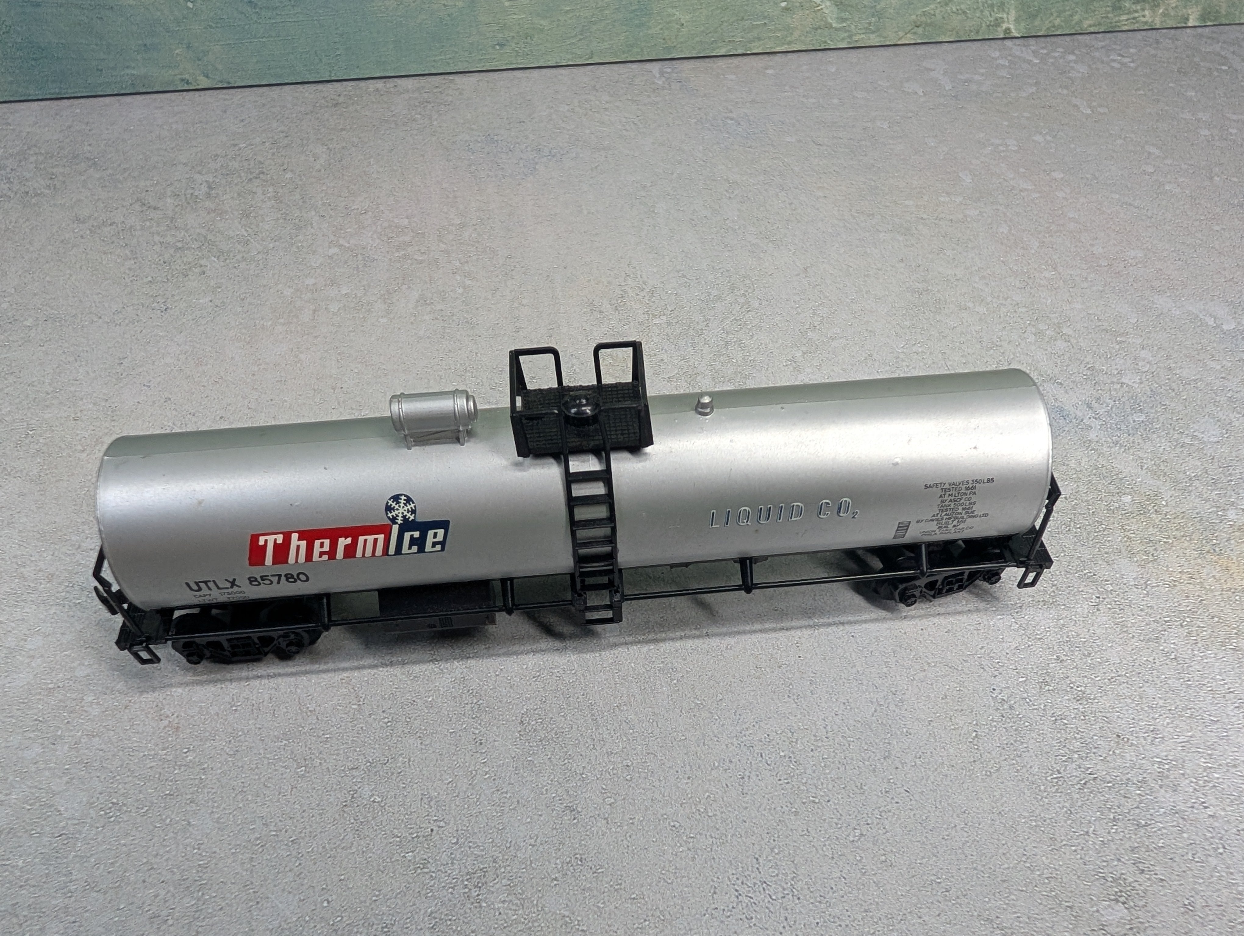USED AHM HO Scale 50' Single Dome Tank Car ThermIce UTLX #85780