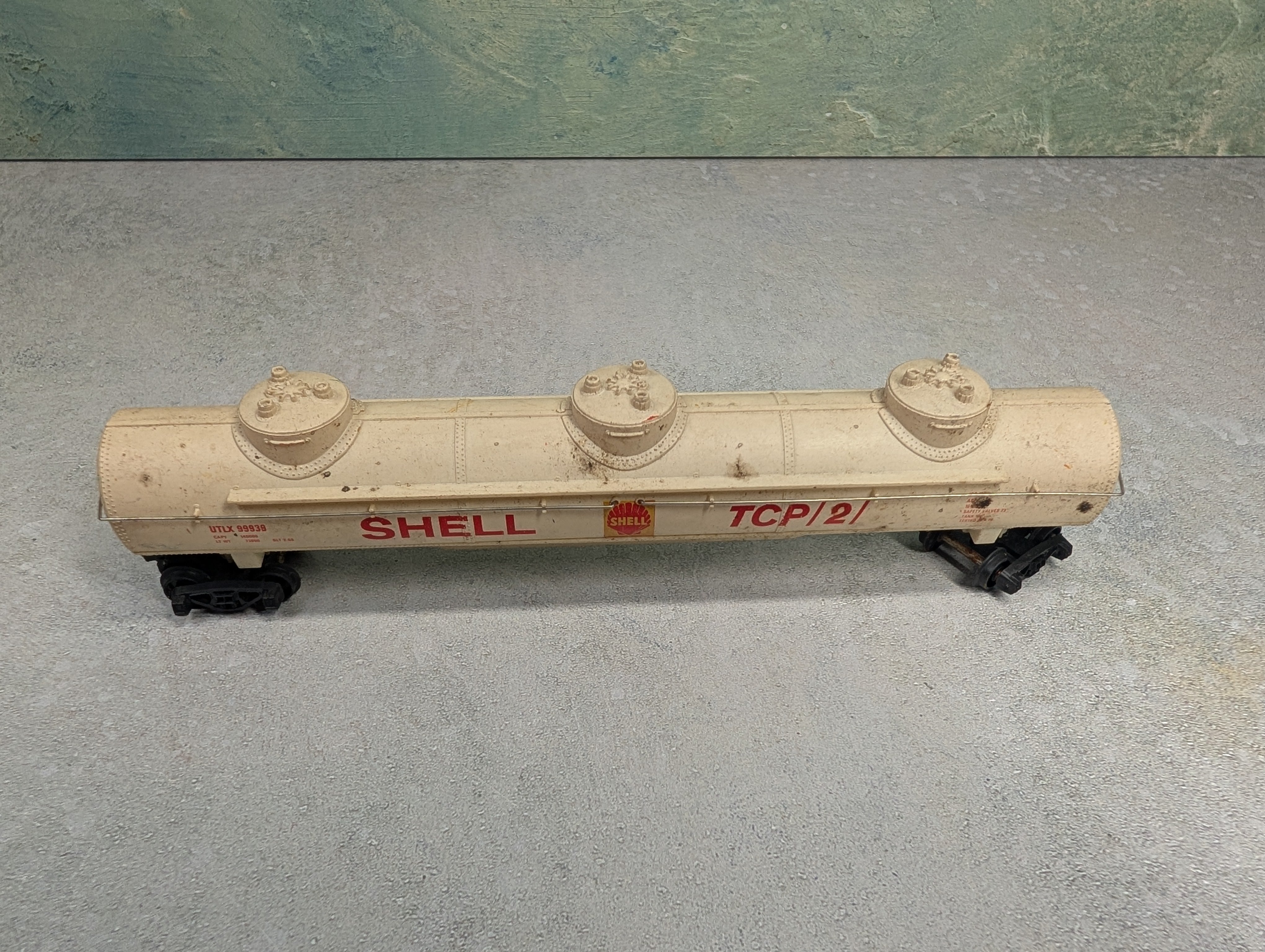 USED Tyco HO Scale Large Triple Dome Tank Car Shell UTLX #99939 Rough