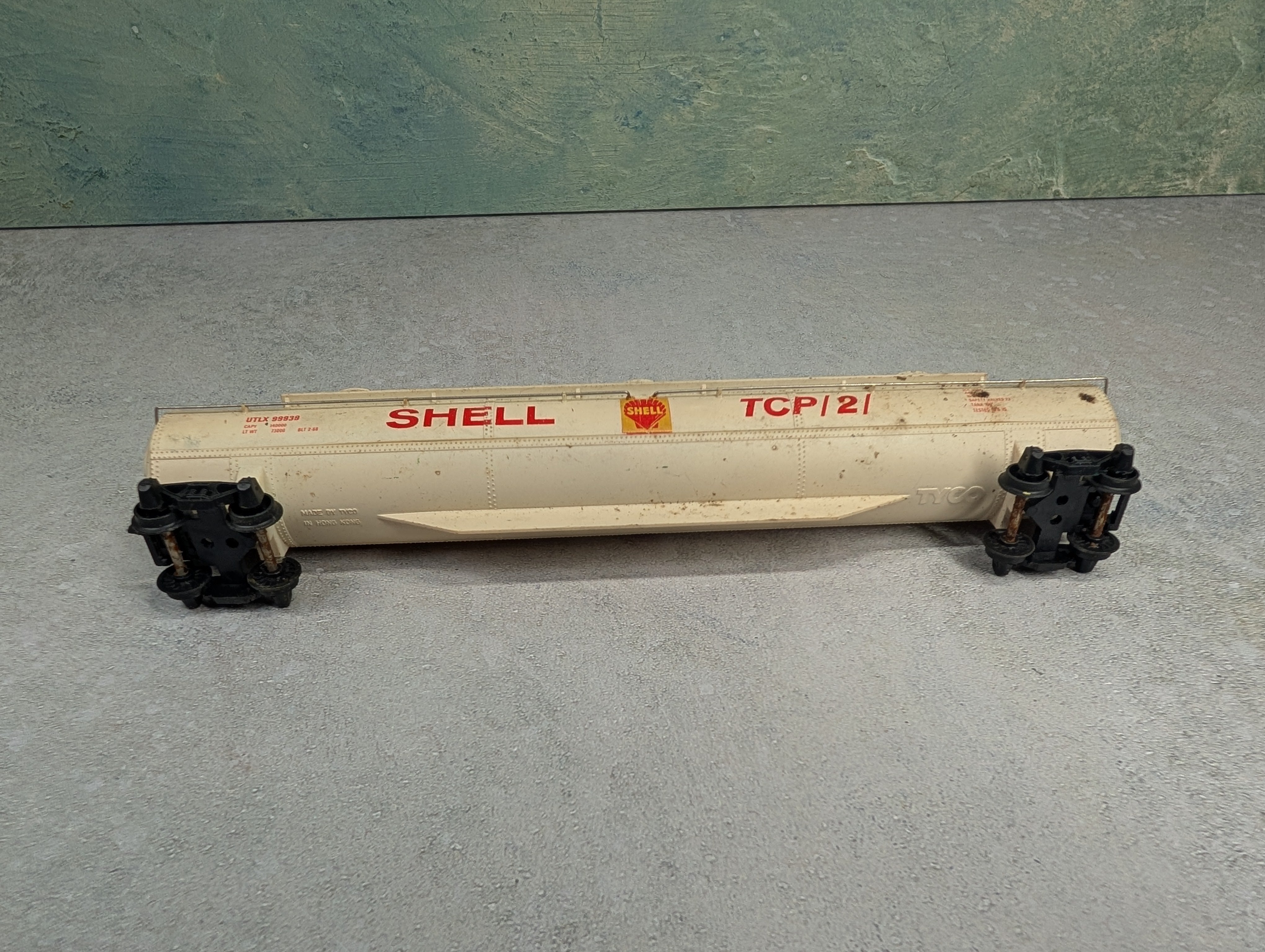 USED Tyco HO Scale Large Triple Dome Tank Car Shell UTLX #99939 Rough