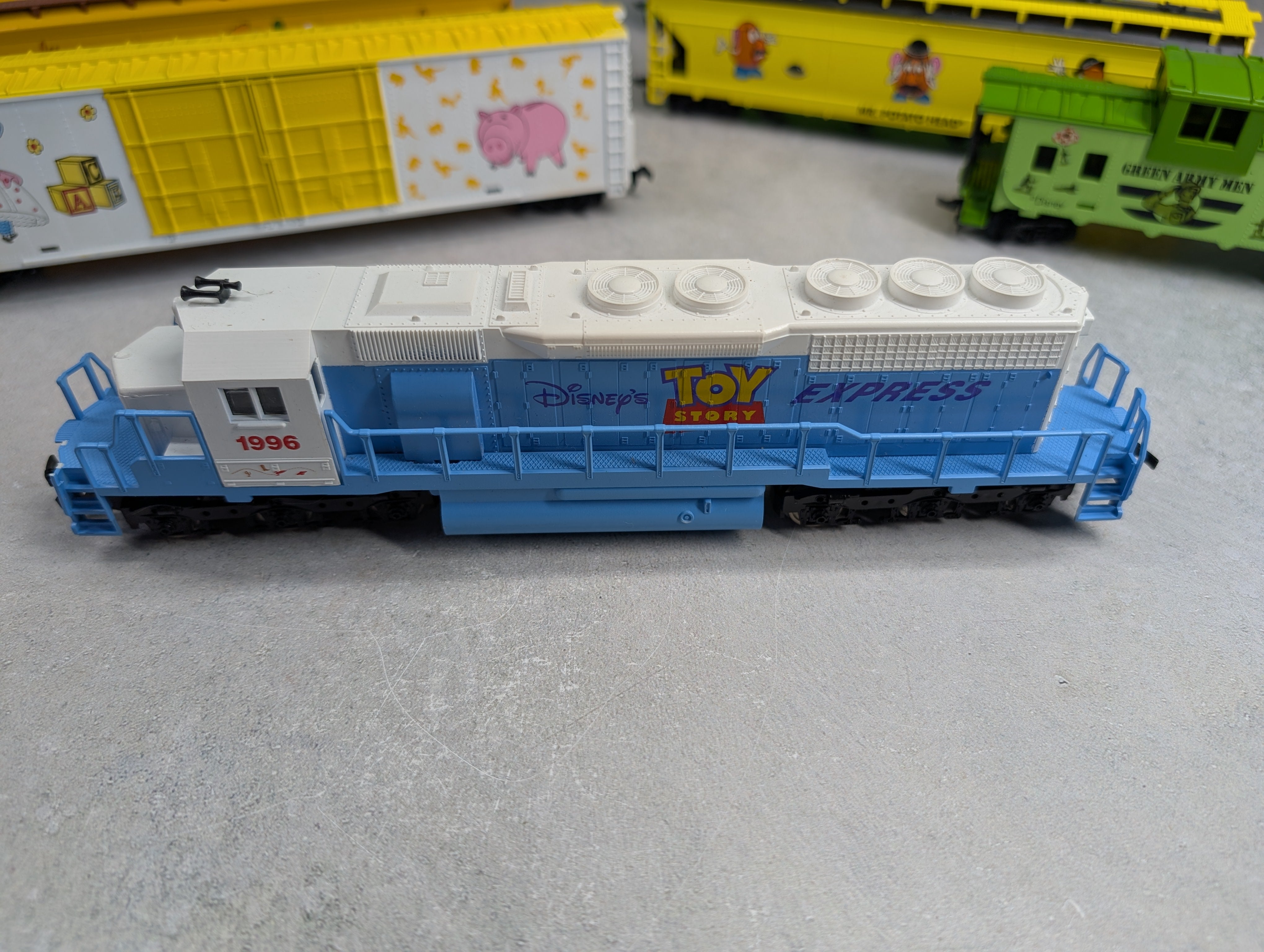 USED IHC HO Scale 1996 Disney Toy Story Express Locomotive & Cars Runs DC