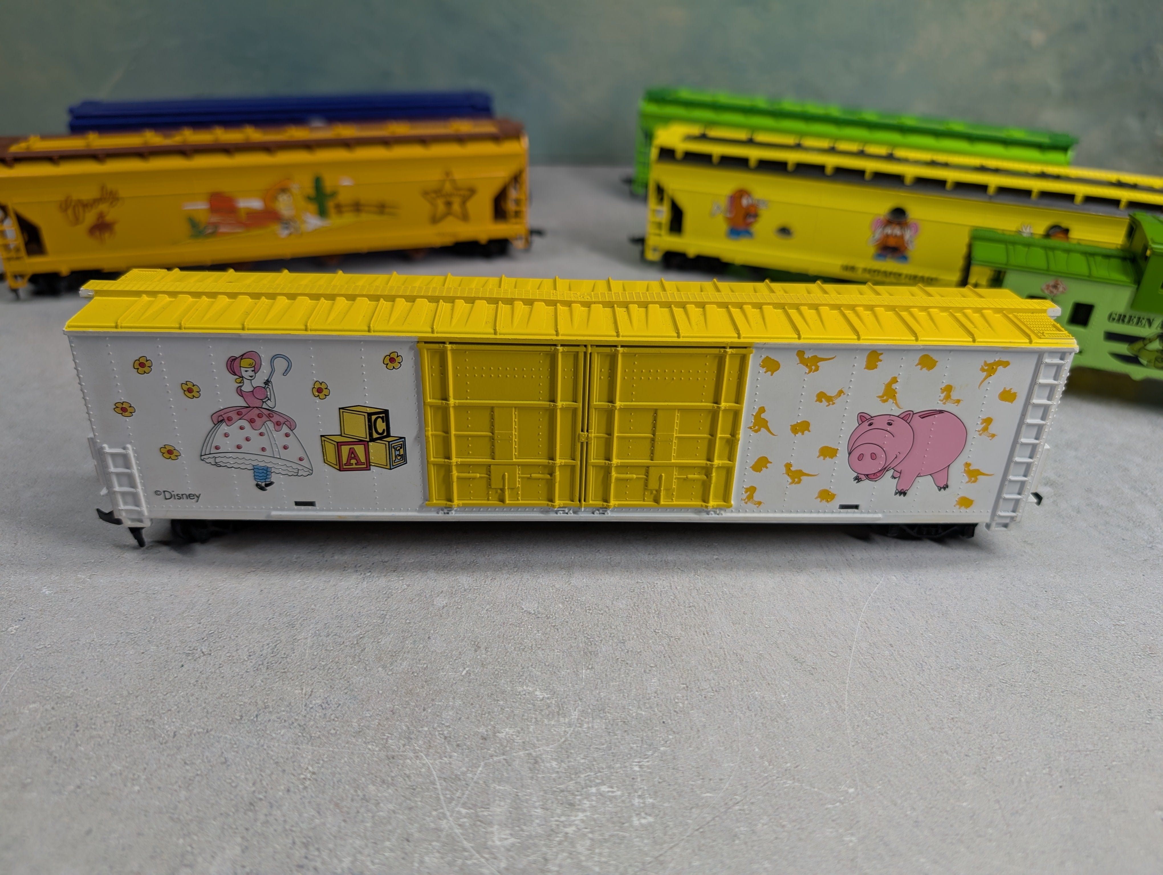 USED IHC HO Scale 1996 Disney Toy Story Express Locomotive & Cars Runs DC