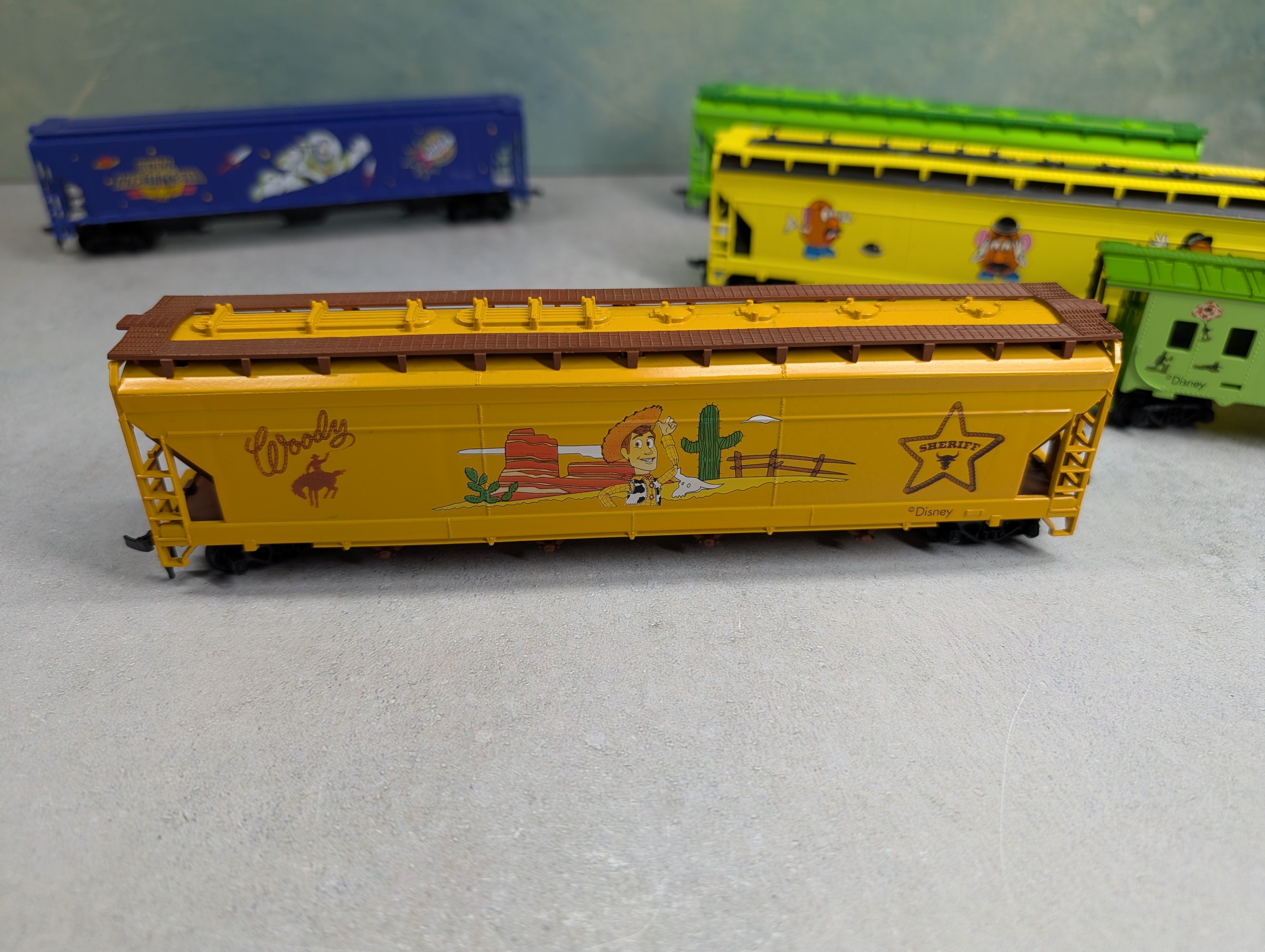 USED IHC HO Scale 1996 Disney Toy Story Express Locomotive & Cars Runs DC