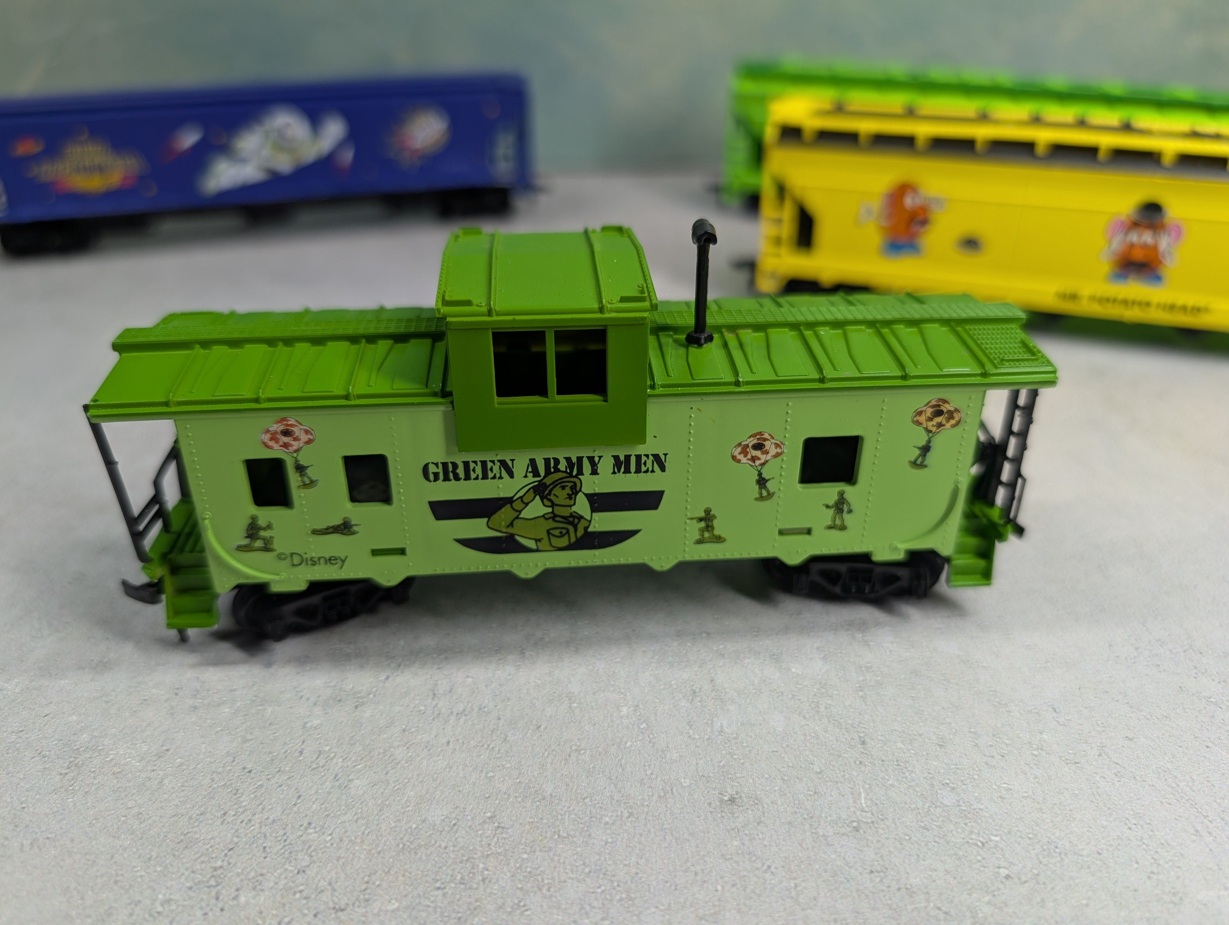 USED IHC HO Scale 1996 Disney Toy Story Express Locomotive & Cars Runs DC