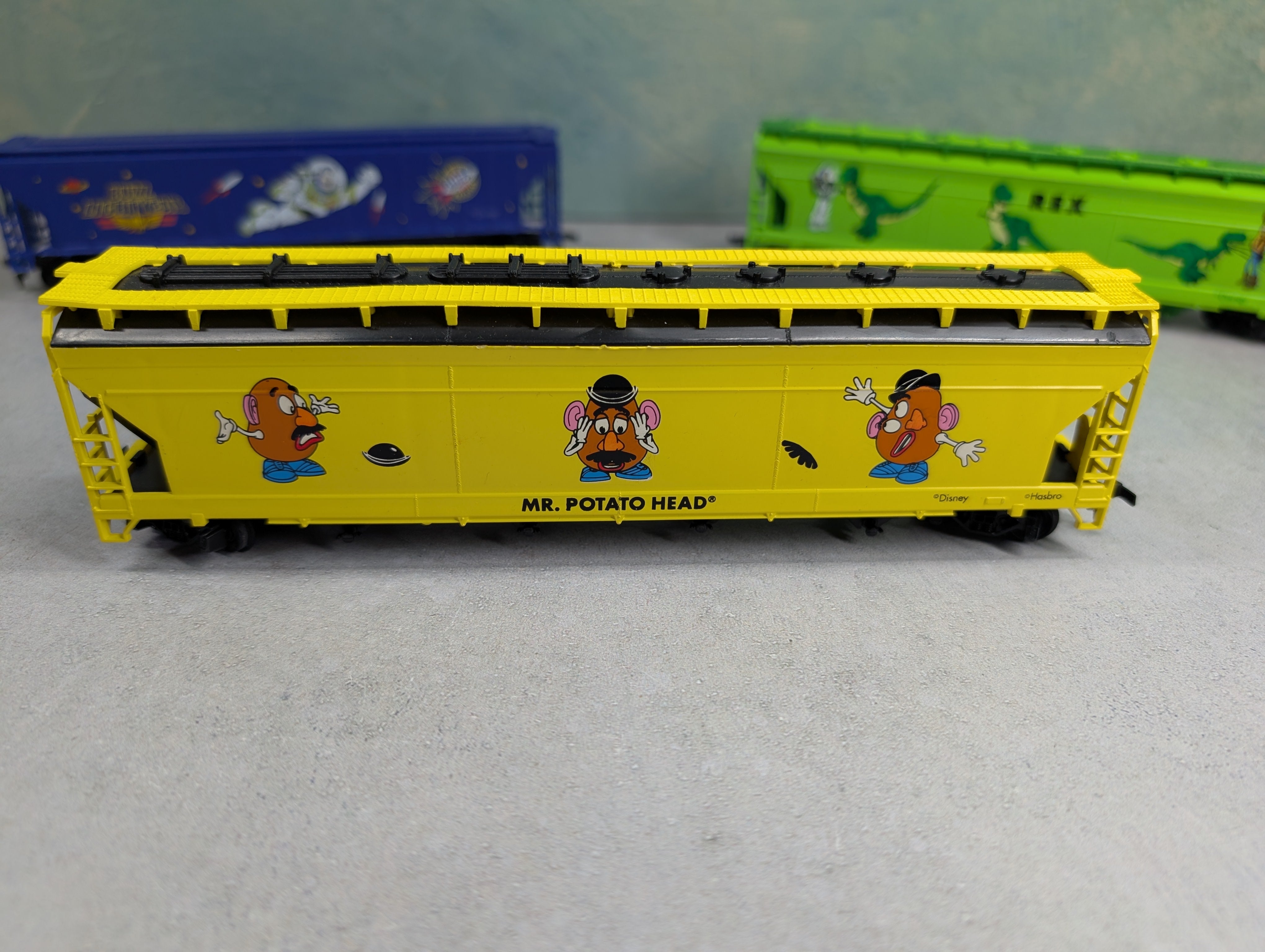 USED IHC HO Scale 1996 Disney Toy Story Express Locomotive & Cars Runs DC