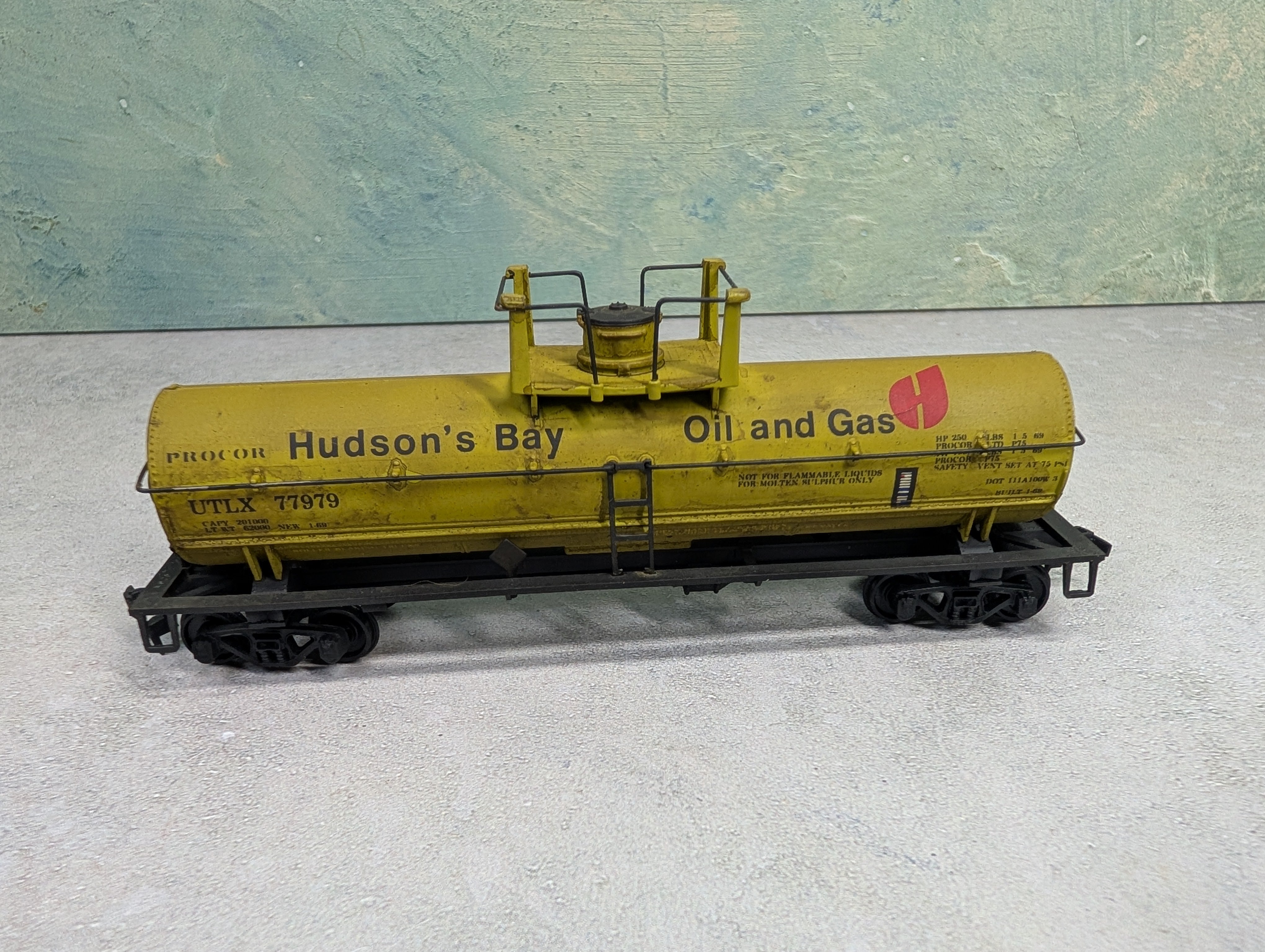 USED Athearn HO Scale Single Dome Tank Car Hudson's Bay UTLX #77979 Weathered