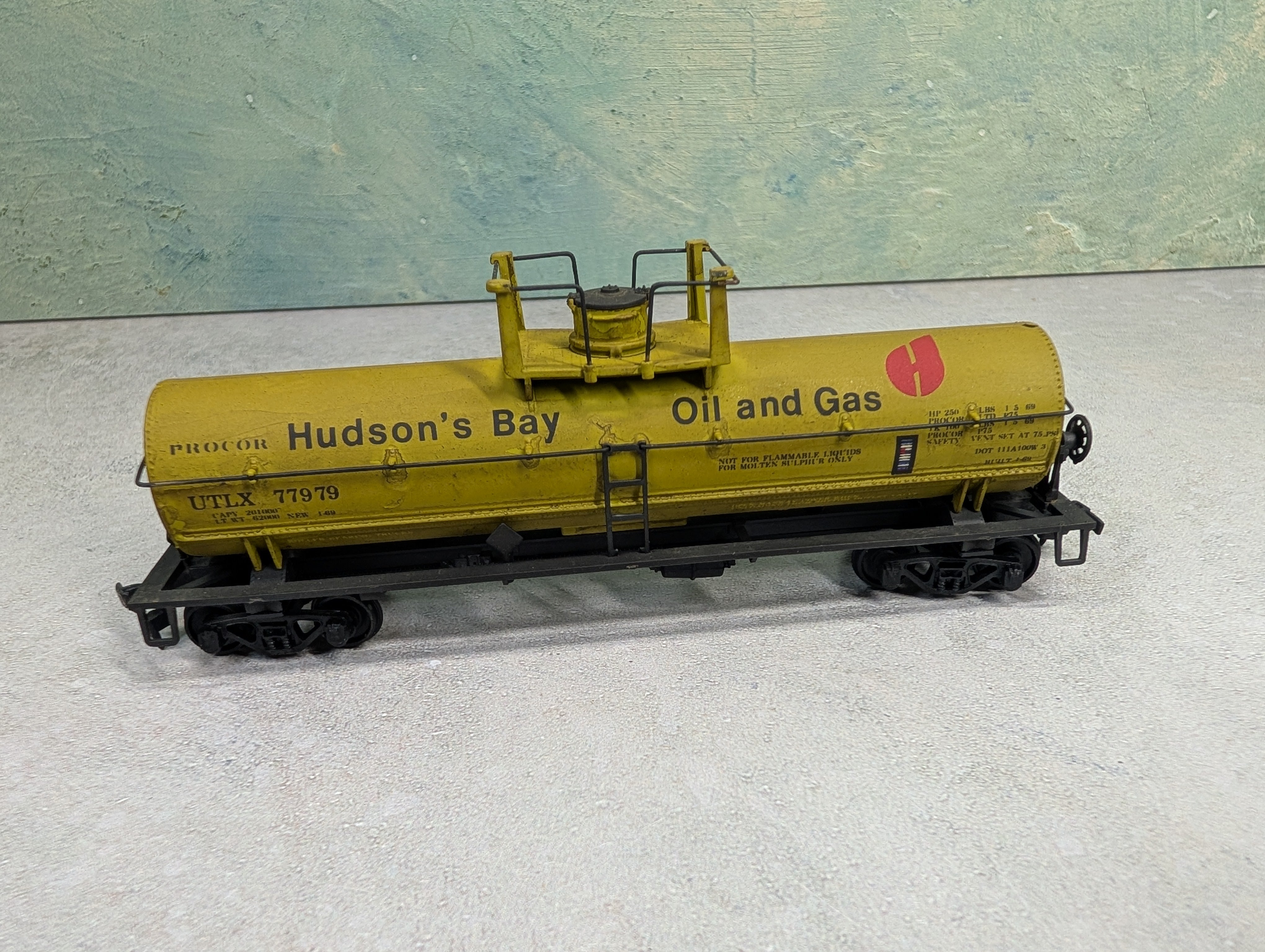 USED Athearn HO Scale Single Dome Tank Car Hudson's Bay UTLX #77979 Weathered