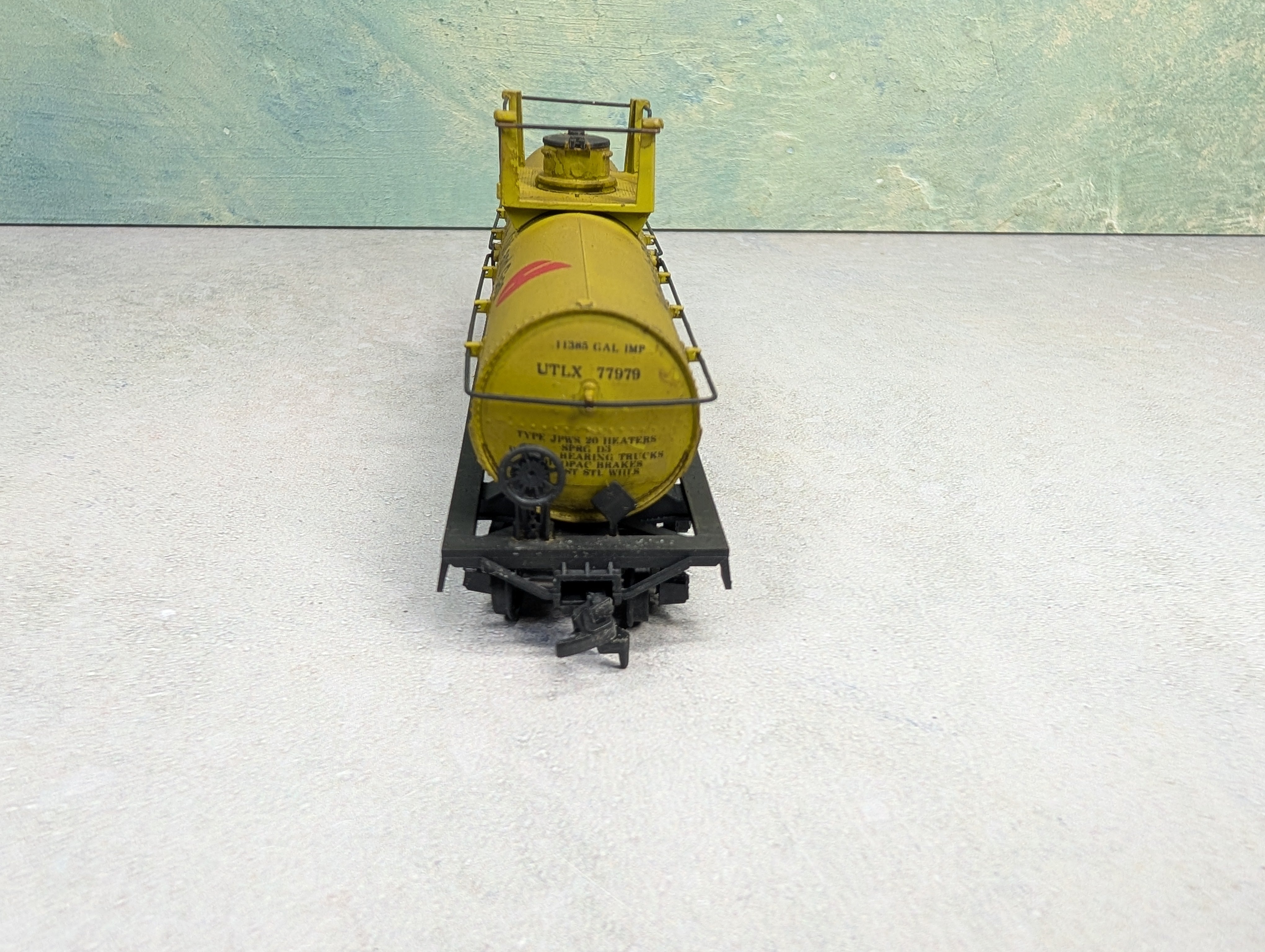 USED Athearn HO Scale Single Dome Tank Car Hudson's Bay UTLX #77979 Weathered