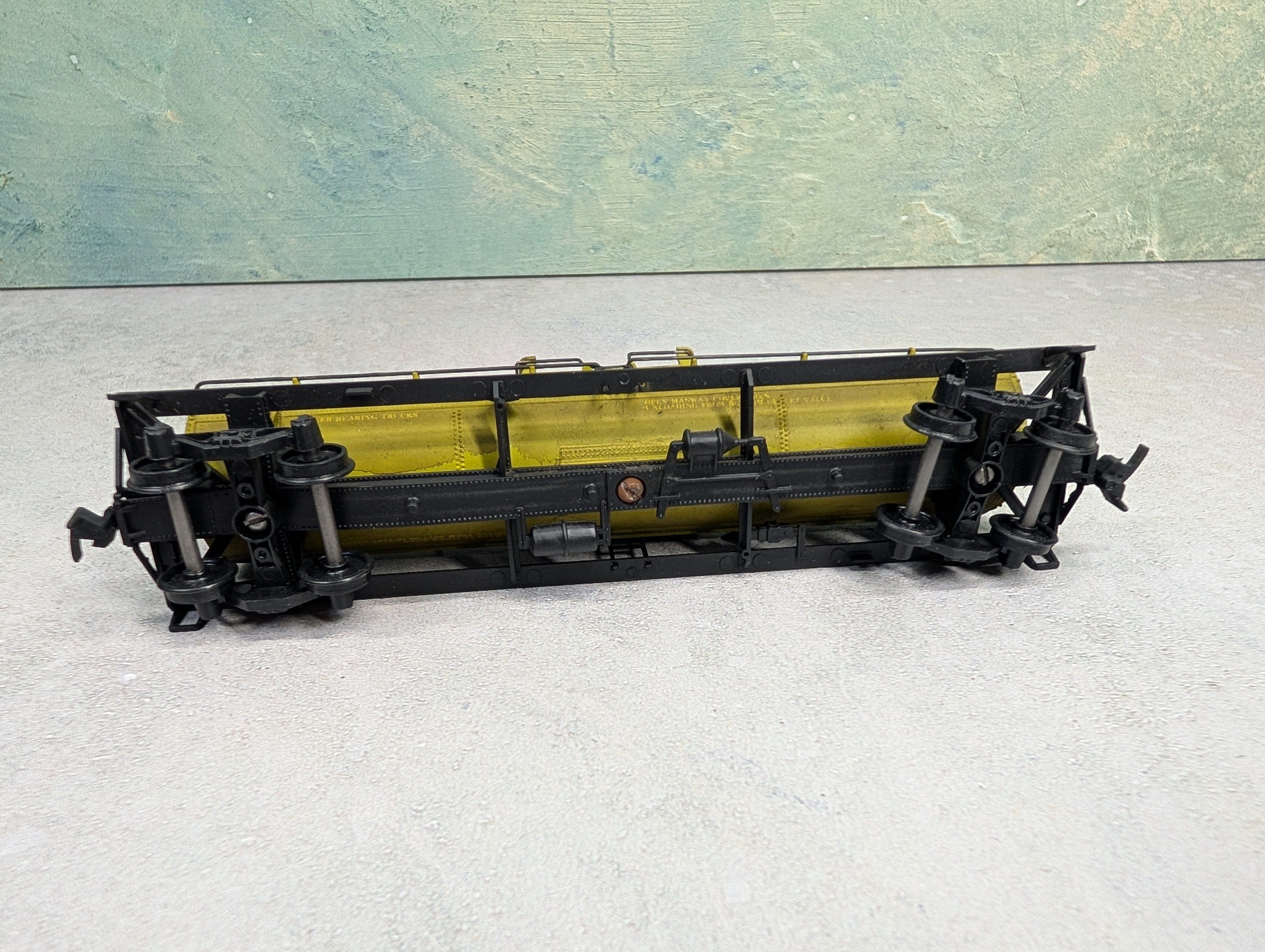 USED Athearn HO Scale Single Dome Tank Car Hudson's Bay UTLX #77979 Weathered