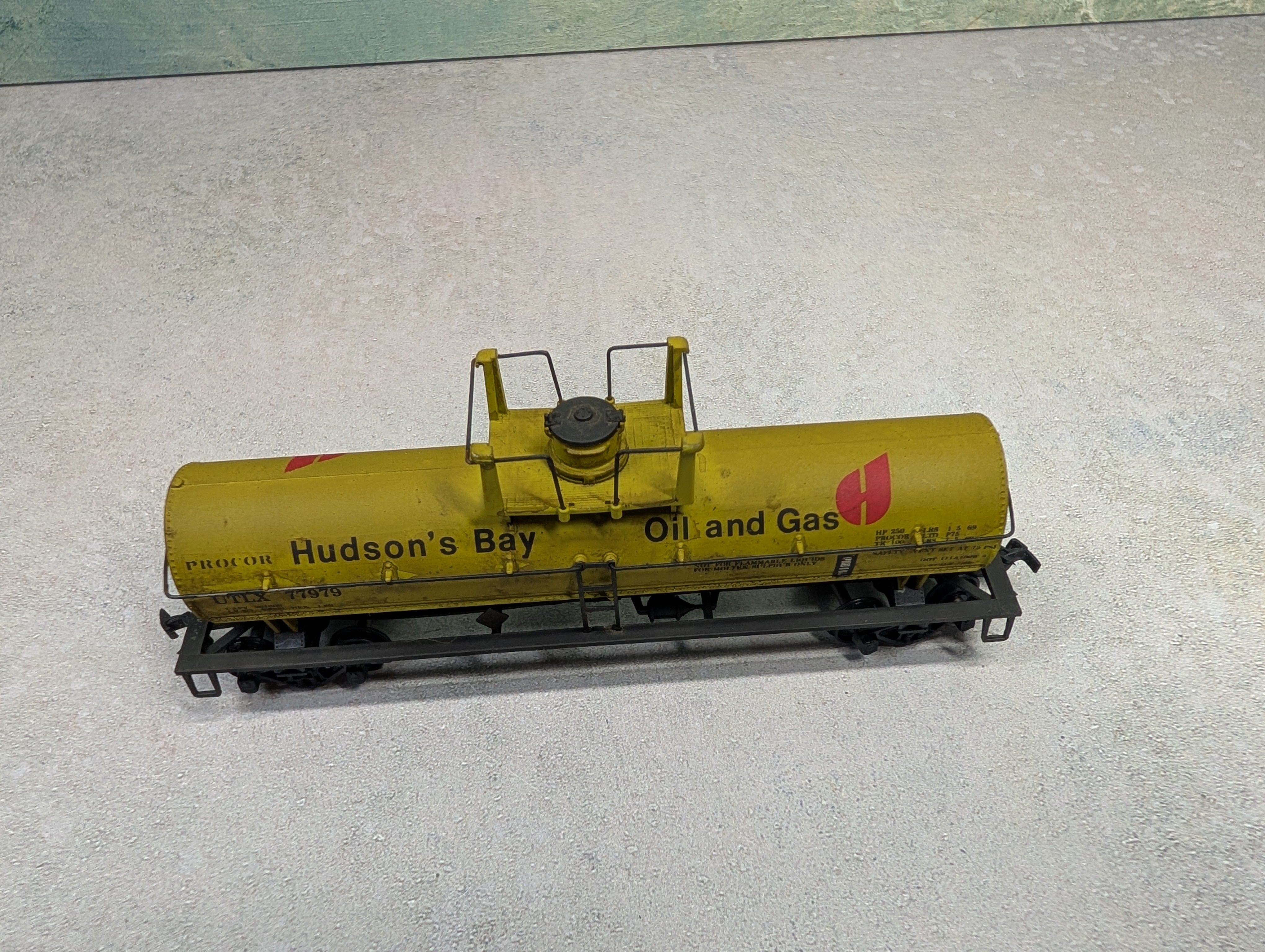 USED Athearn HO Scale Single Dome Tank Car Hudson's Bay UTLX #77979 Weathered