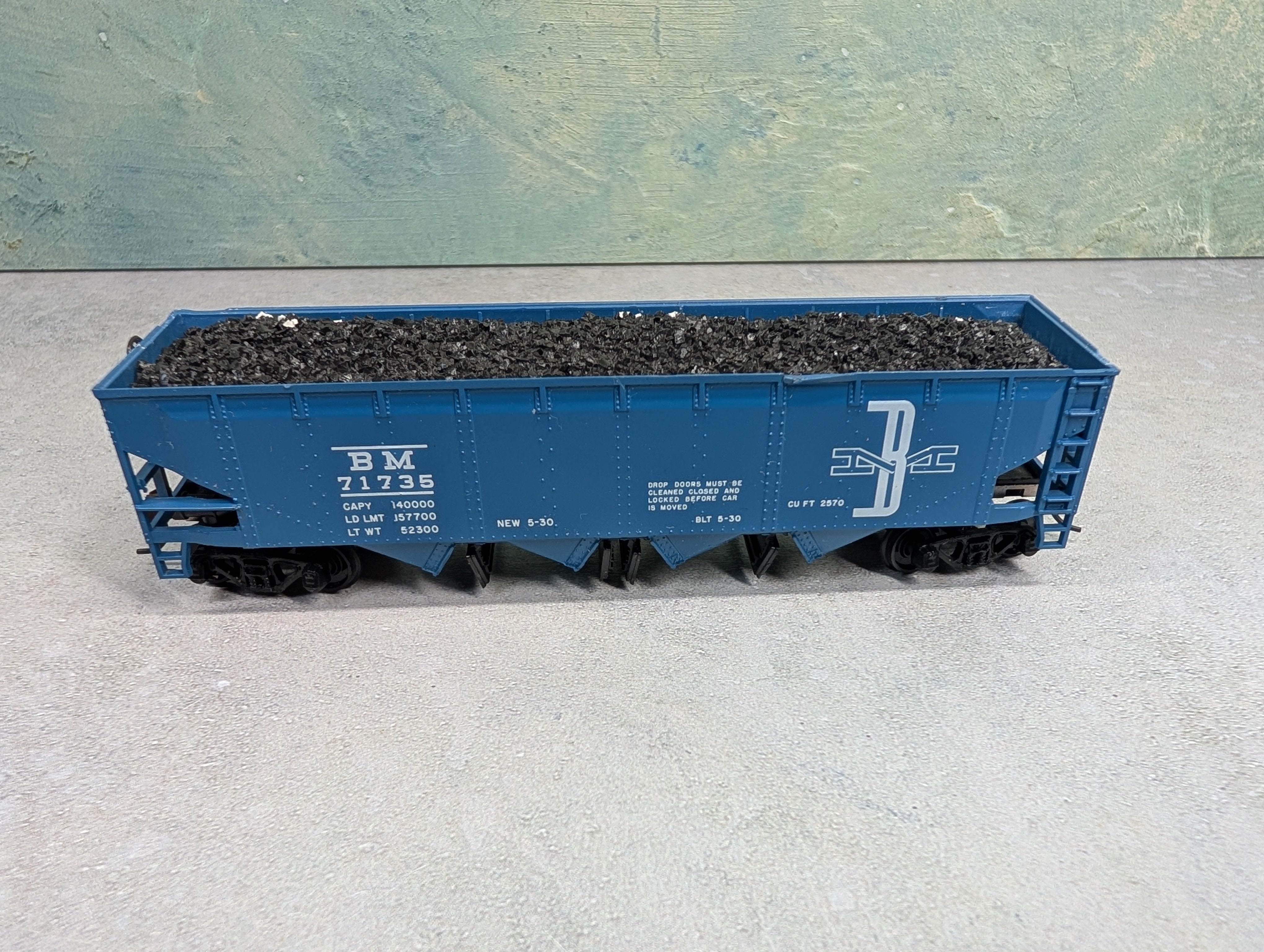 USED Athearn HO Scale Operating Quad Hopper Boston and Maine BM #71735 w/ Coal Load
