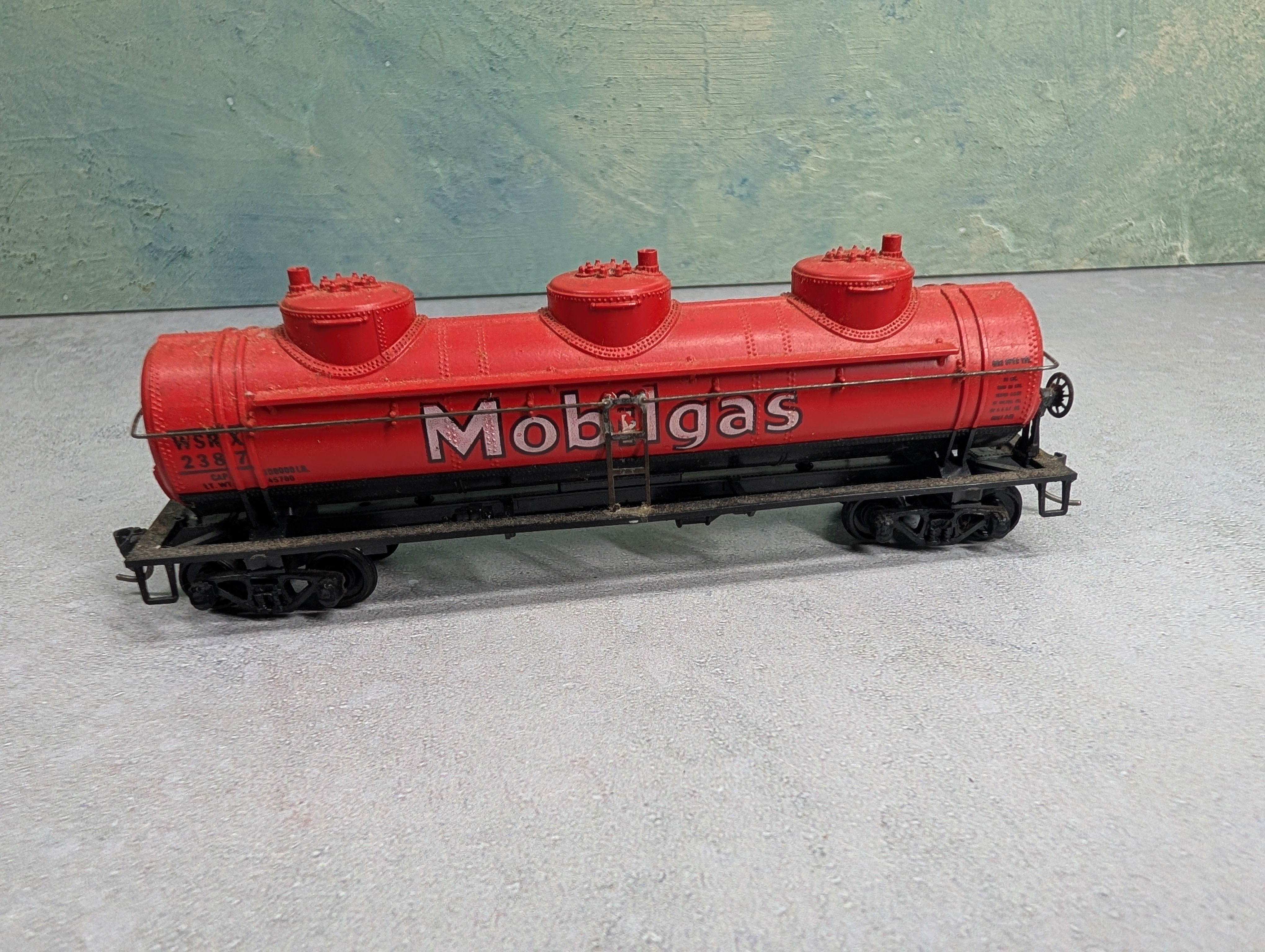 USED Athearn HO Scale Triple Dome Tank Car Mobil WSRX #2387