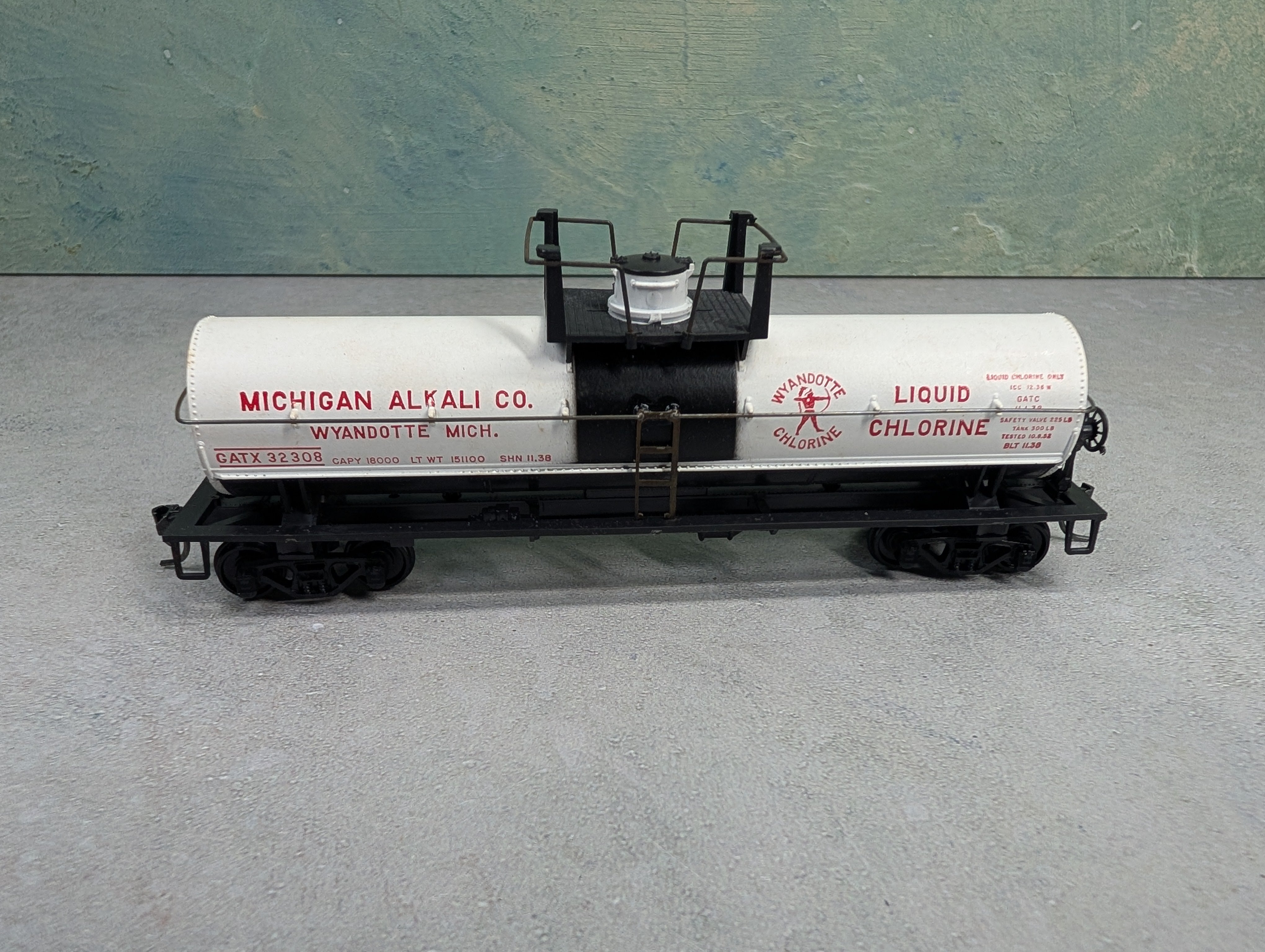 USED Athearn HO Scale Single Dome Tank Car Michigan Alkali GATX #32308