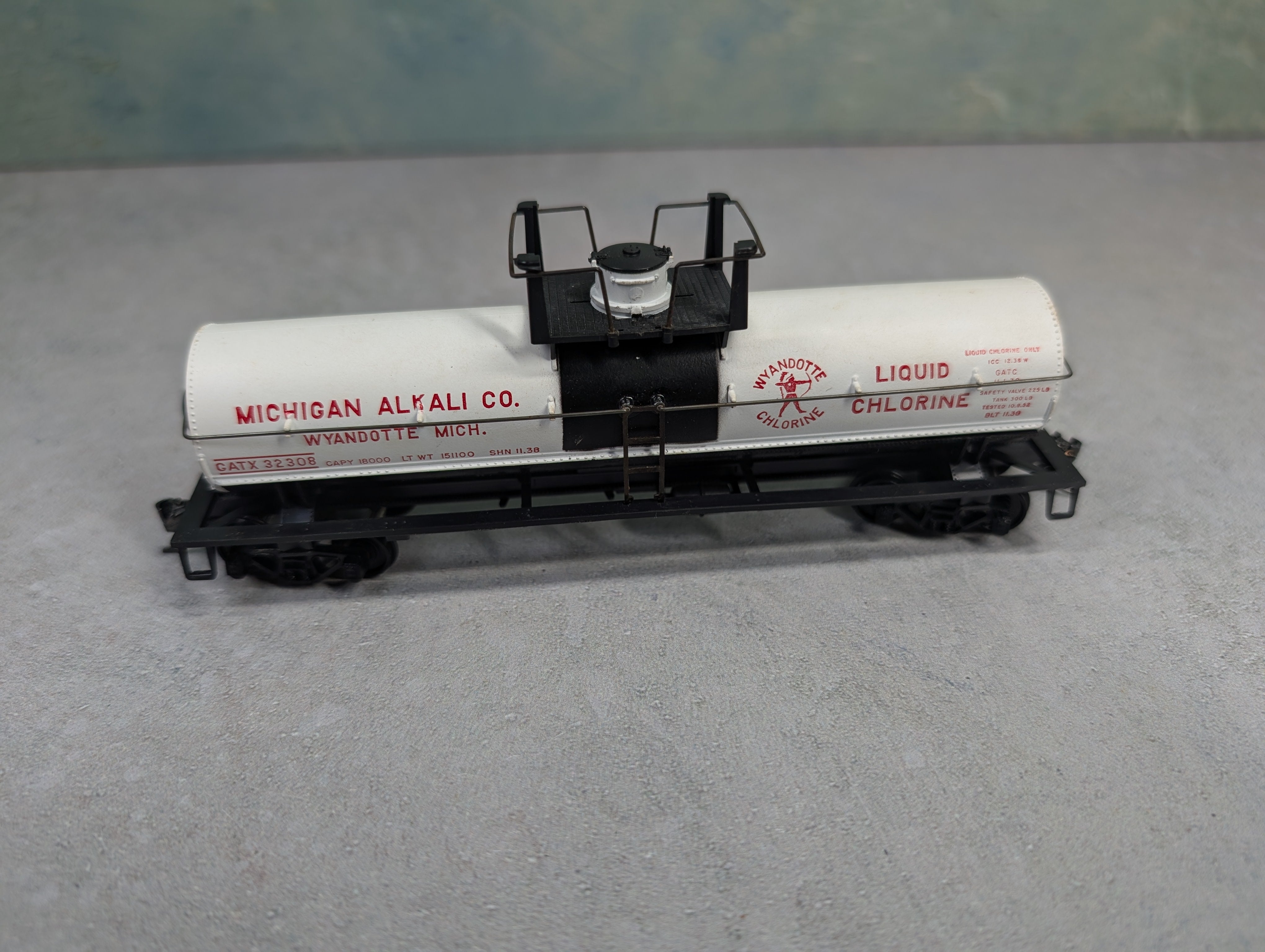 USED Athearn HO Scale Single Dome Tank Car Michigan Alkali GATX #32308