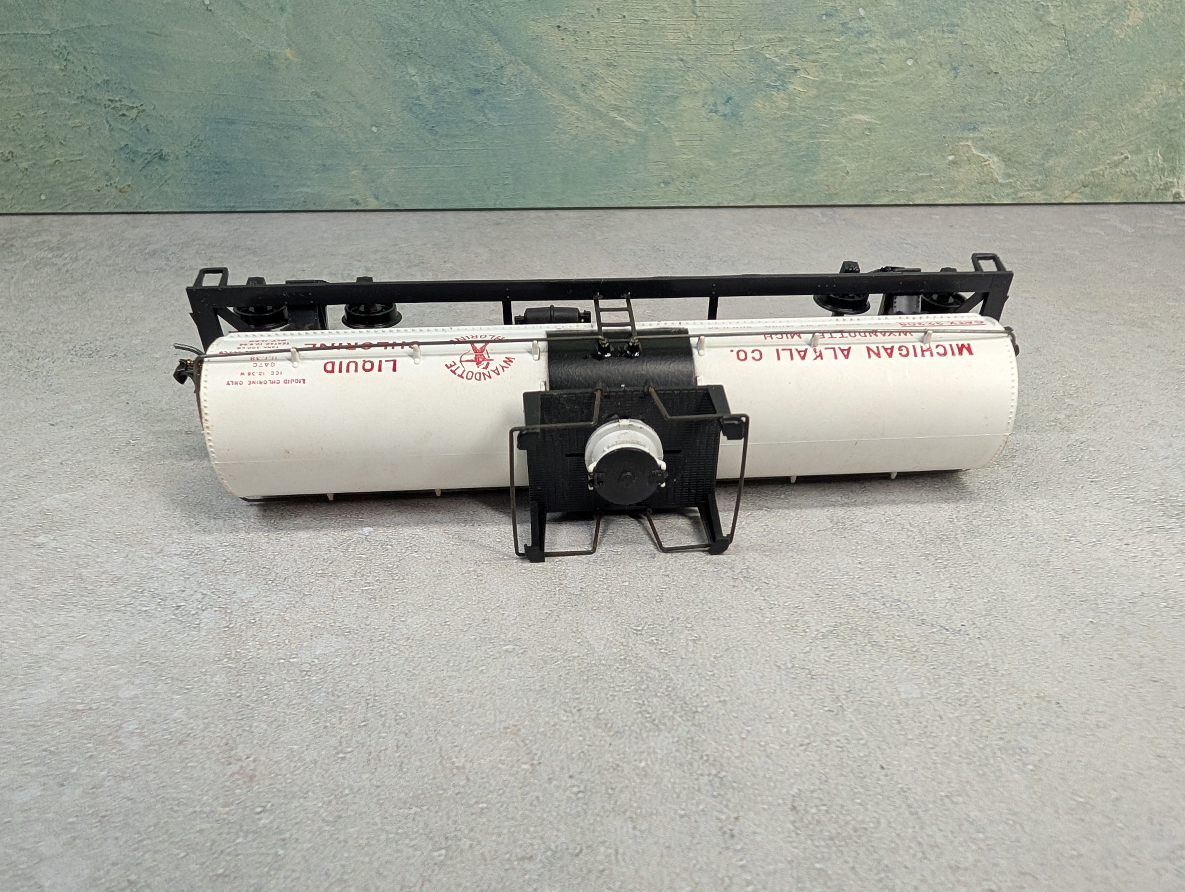 USED Athearn HO Scale Single Dome Tank Car Michigan Alkali GATX #32308