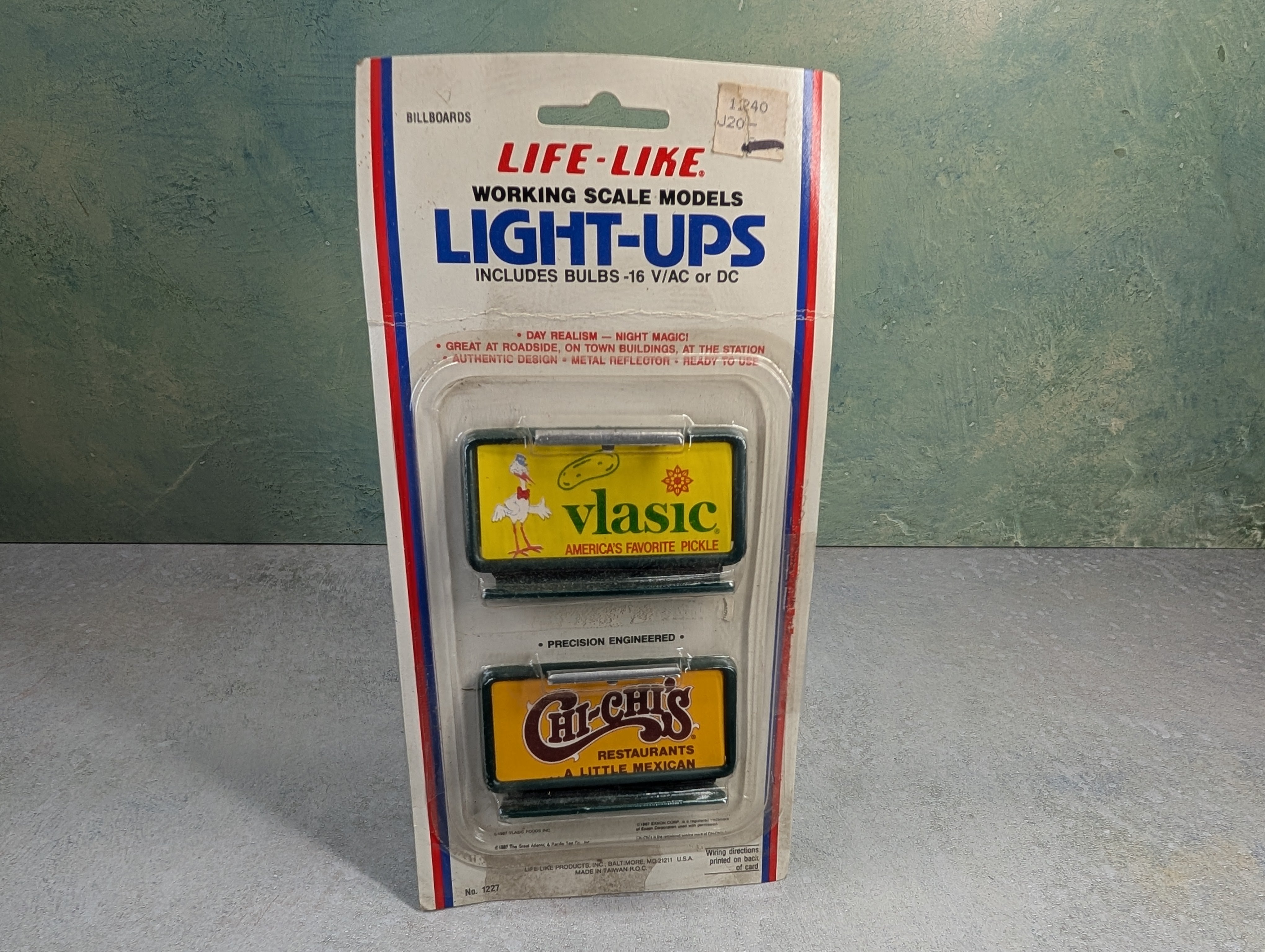 USED Life-Like 1227 HO Scale Light-Ups Billboards Vlasic, Chi-Chis