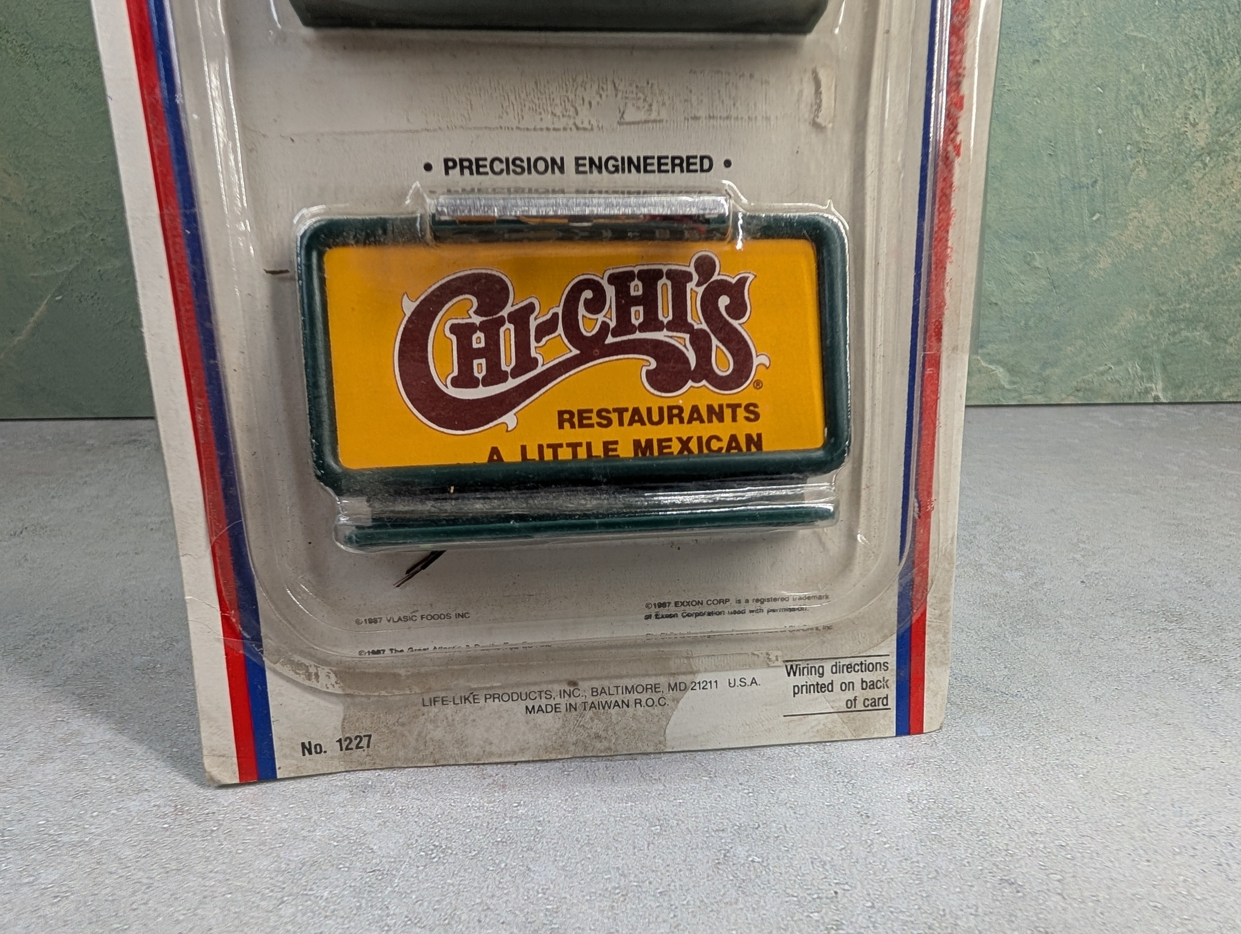USED Life-Like 1227 HO Scale Light-Ups Billboards Vlasic, Chi-Chis