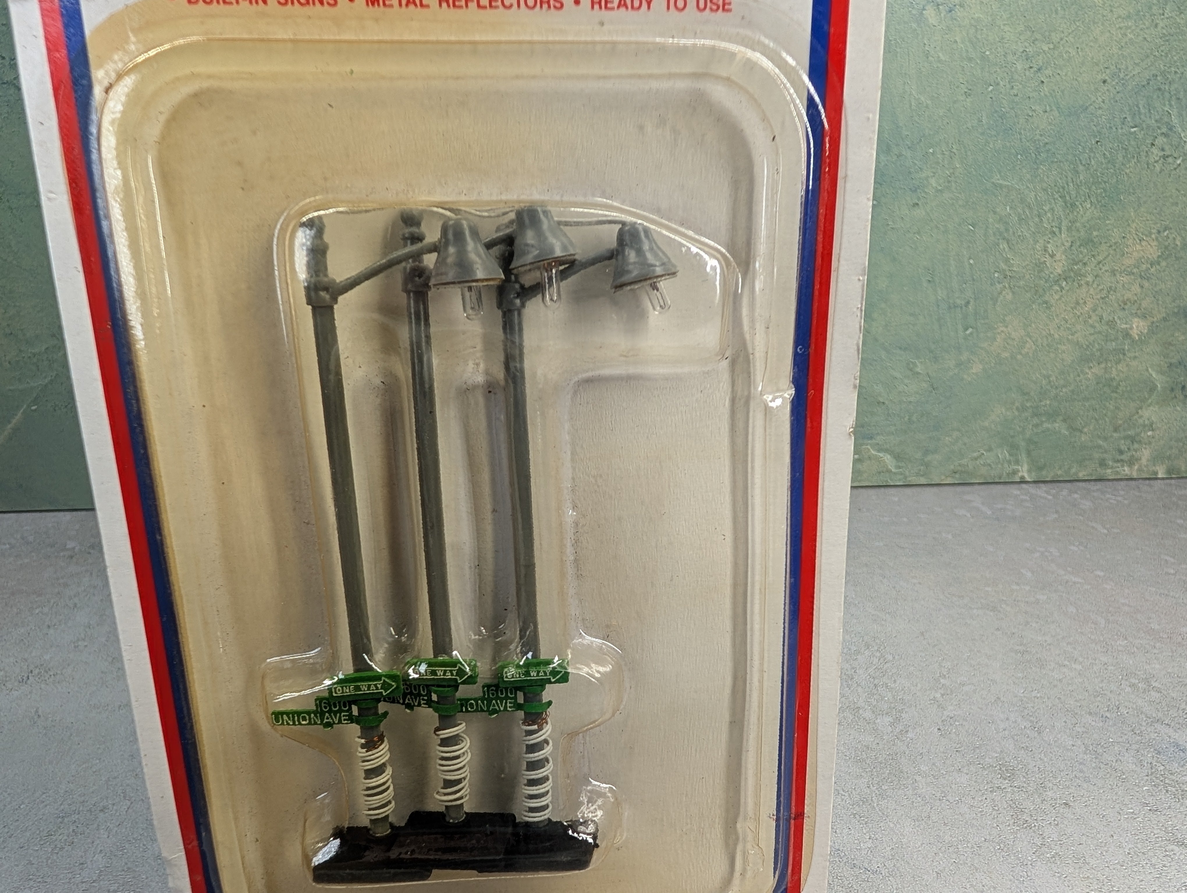 USED Life-Like 1506 HO Scale Light-Ups Highway Light (2 pcs)