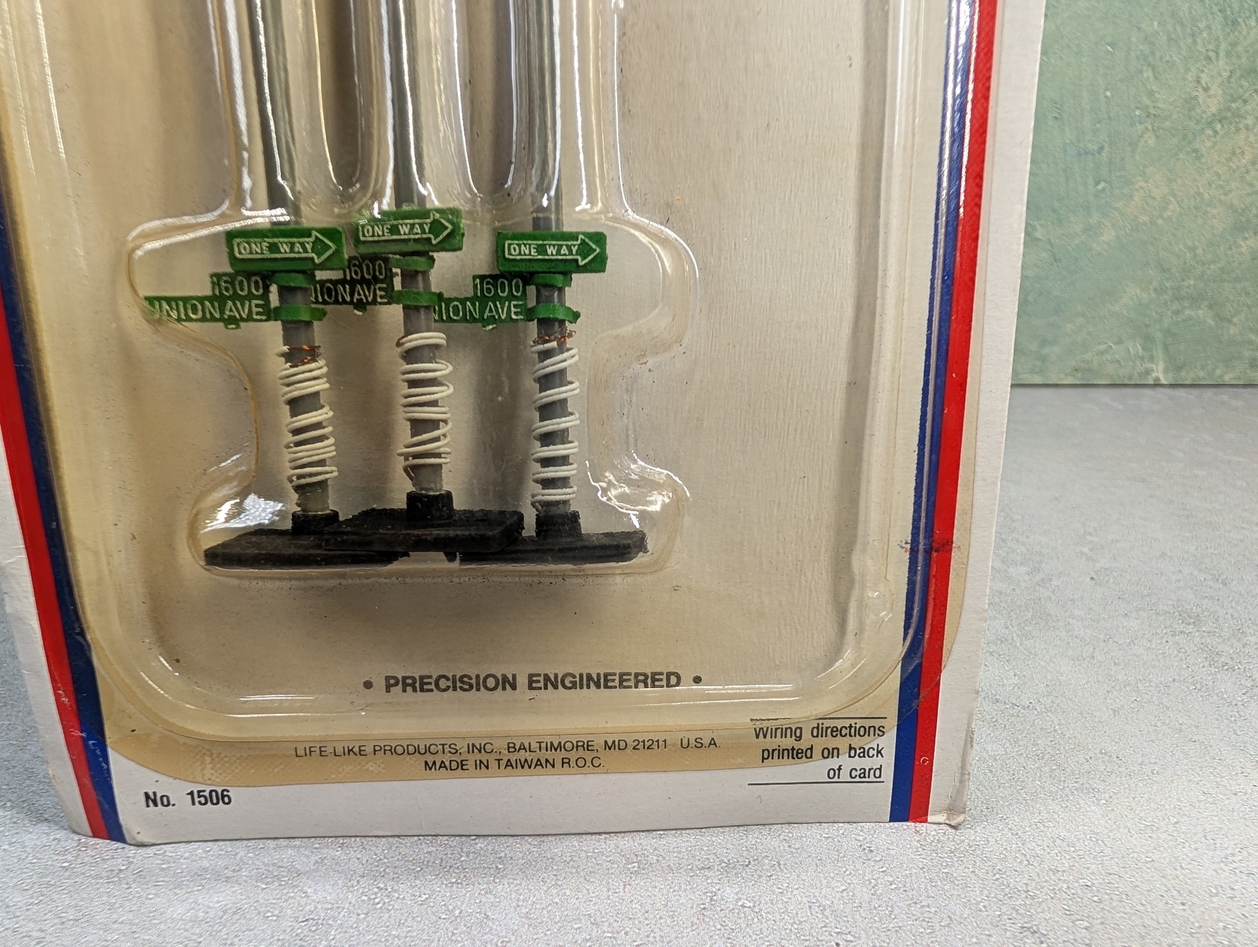USED Life-Like 1506 HO Scale Light-Ups Highway Light (2 pcs)