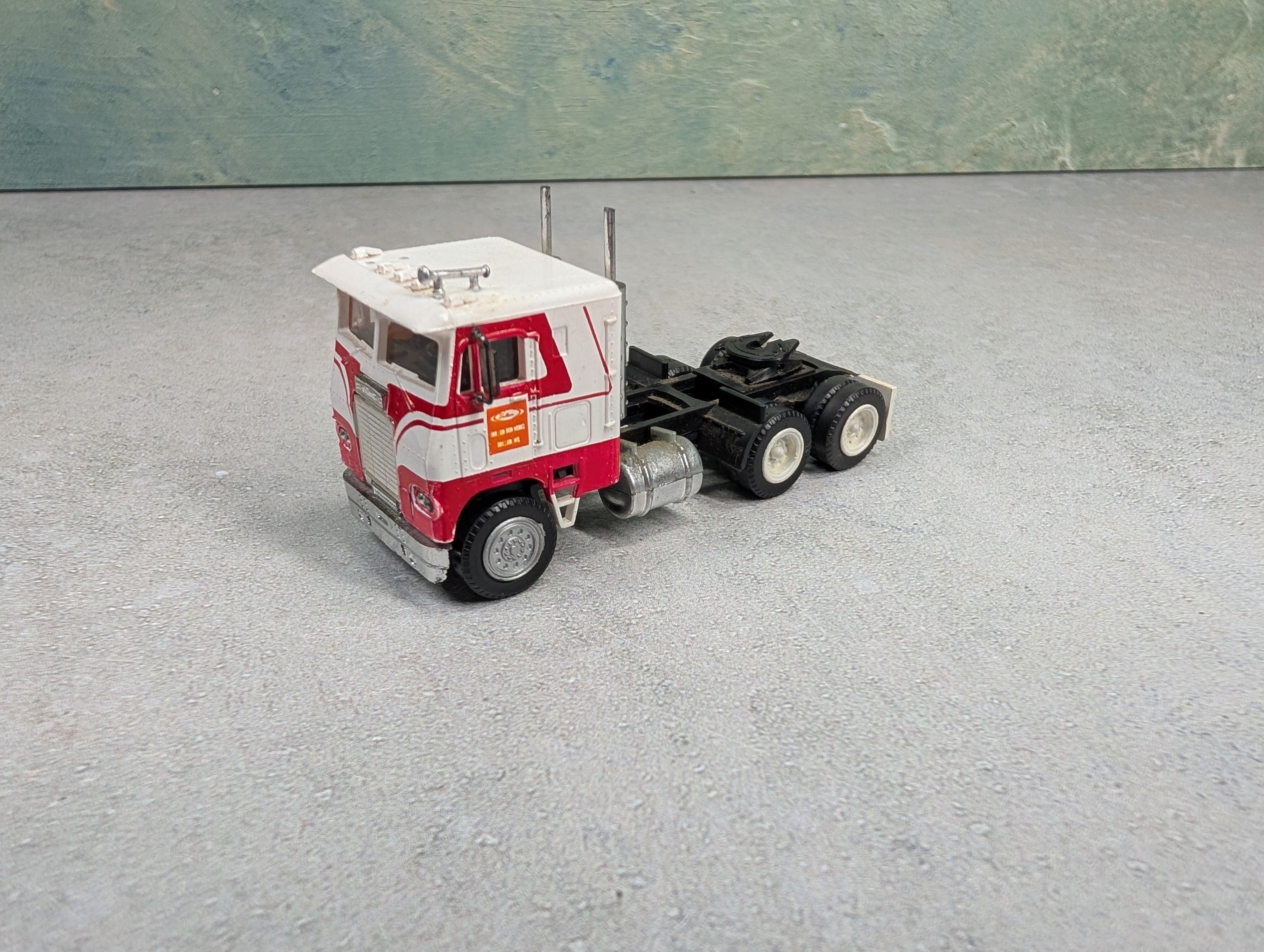 USED Herpa HO Scale White & Red Freightliner Tractor