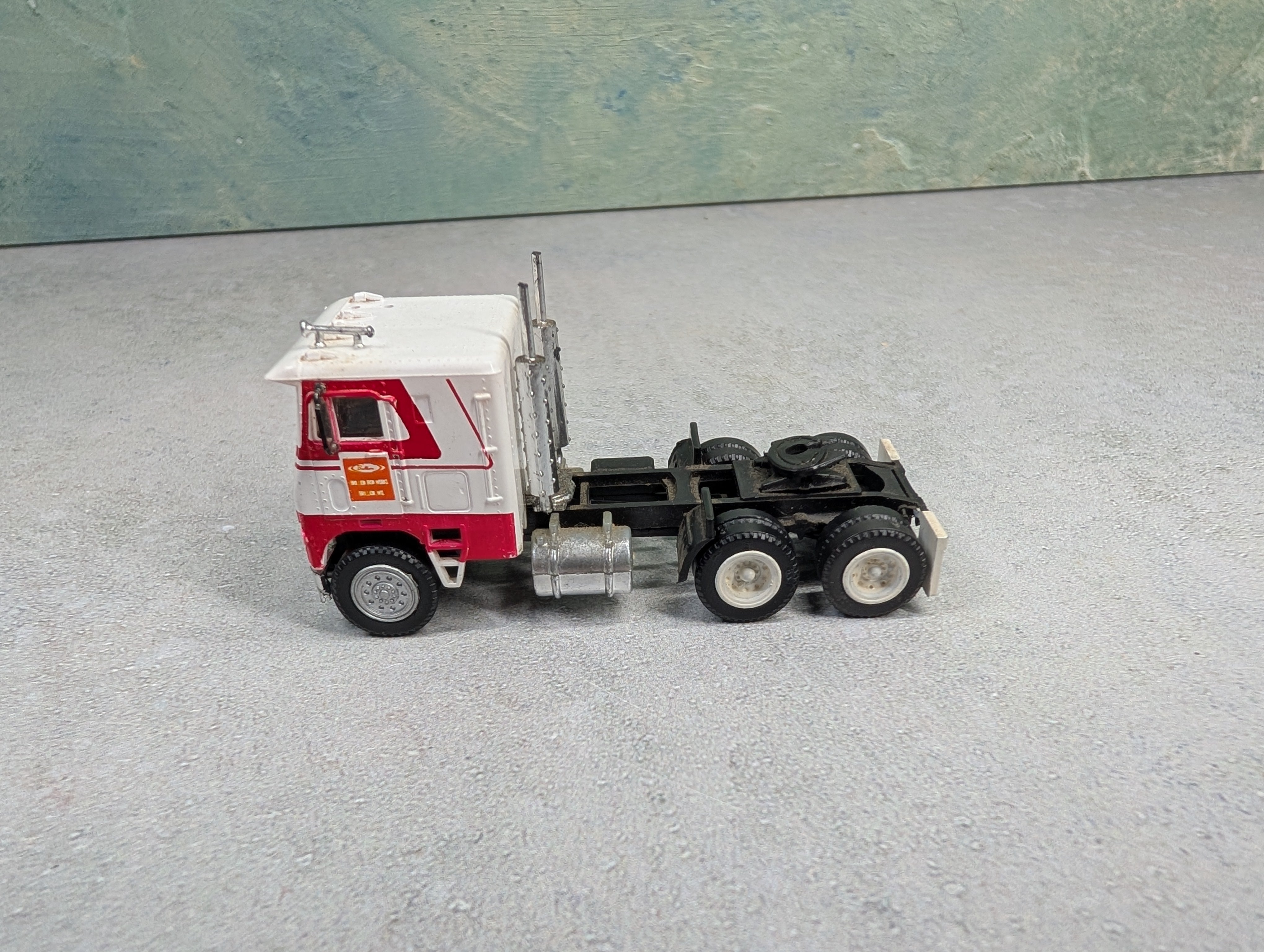 USED Herpa HO Scale White & Red Freightliner Tractor