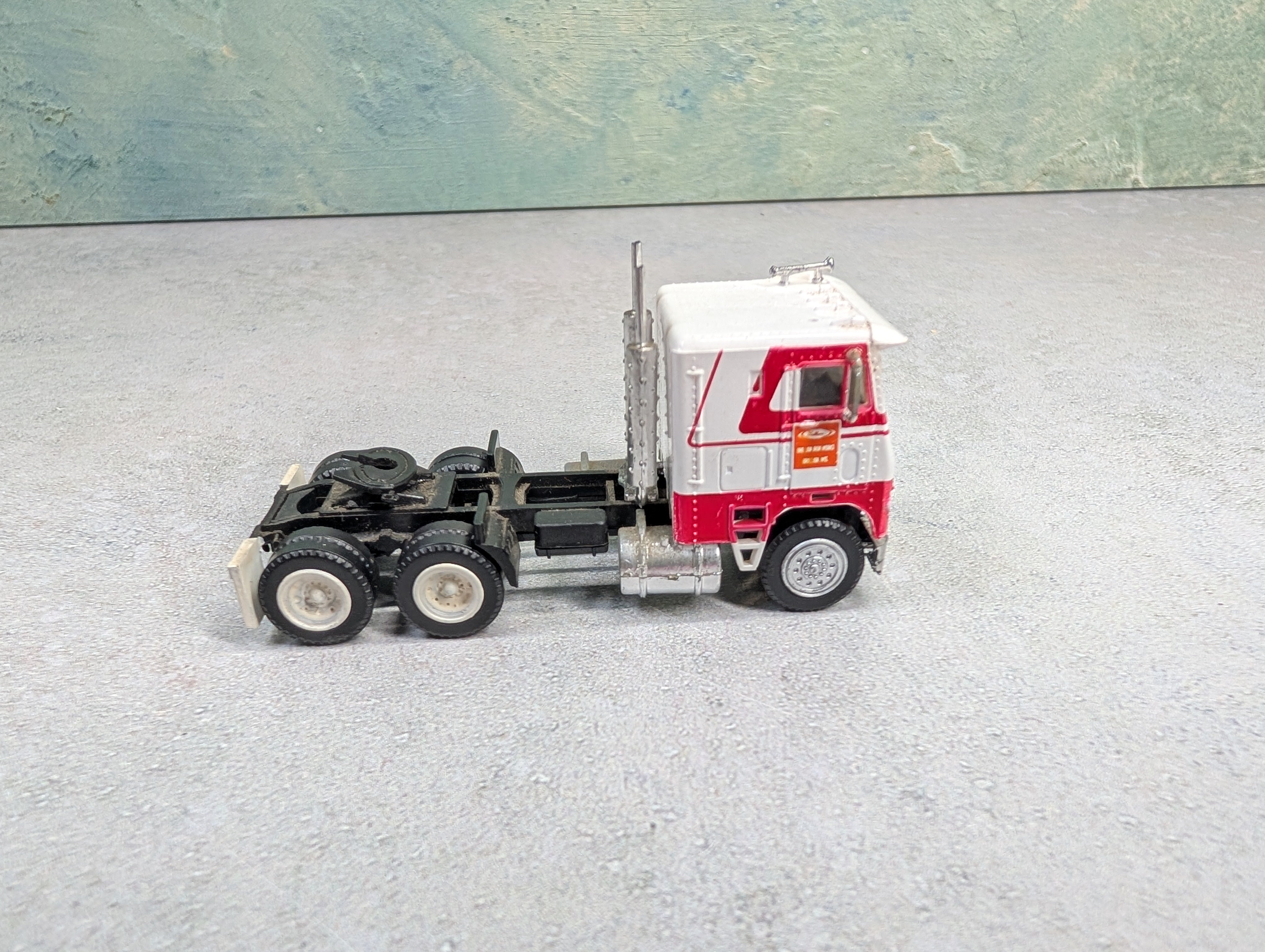 USED Herpa HO Scale White & Red Freightliner Tractor